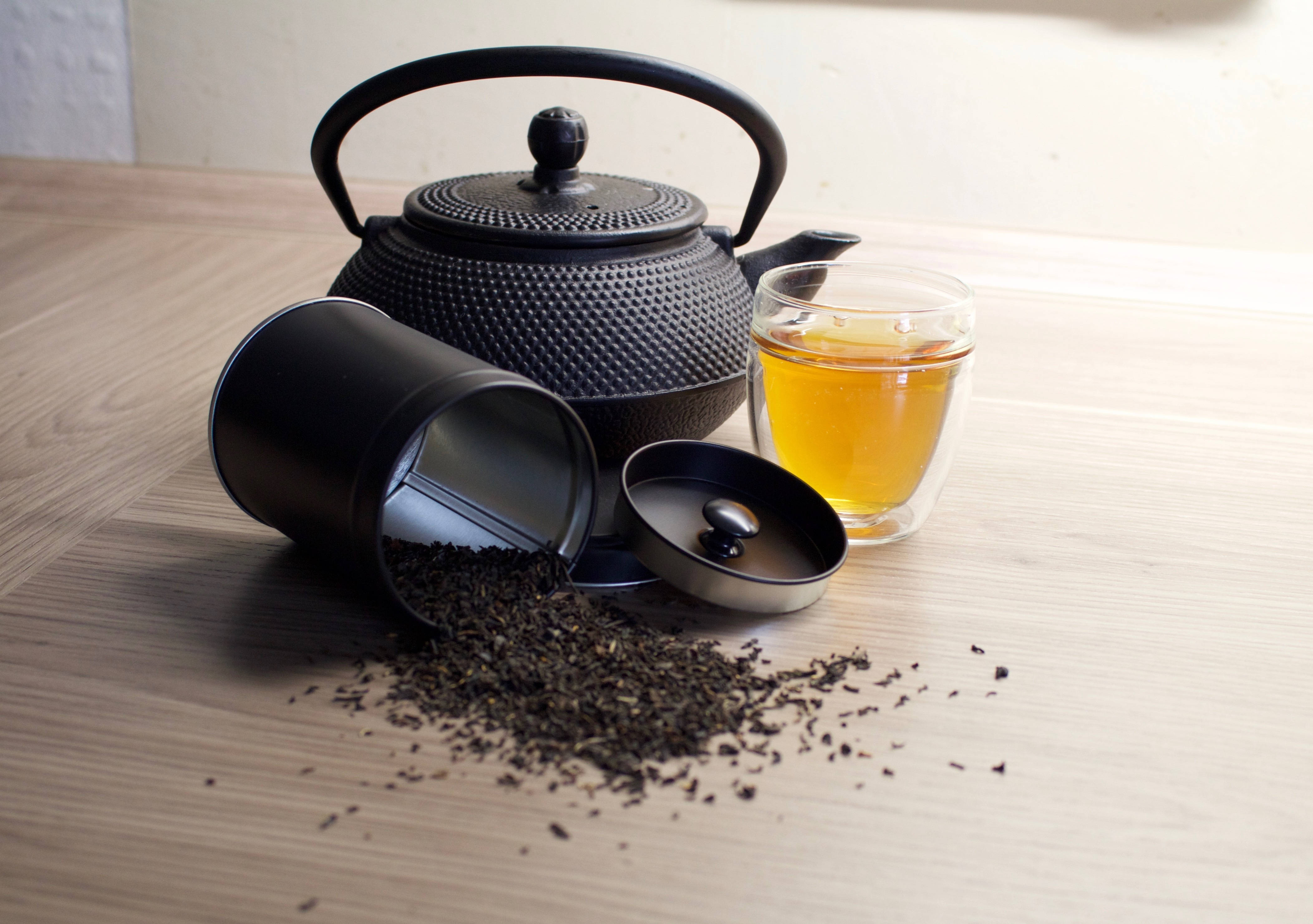 black cast iron teapot, loose tea leaves, amber tea, 4K Desktop Wallpaper