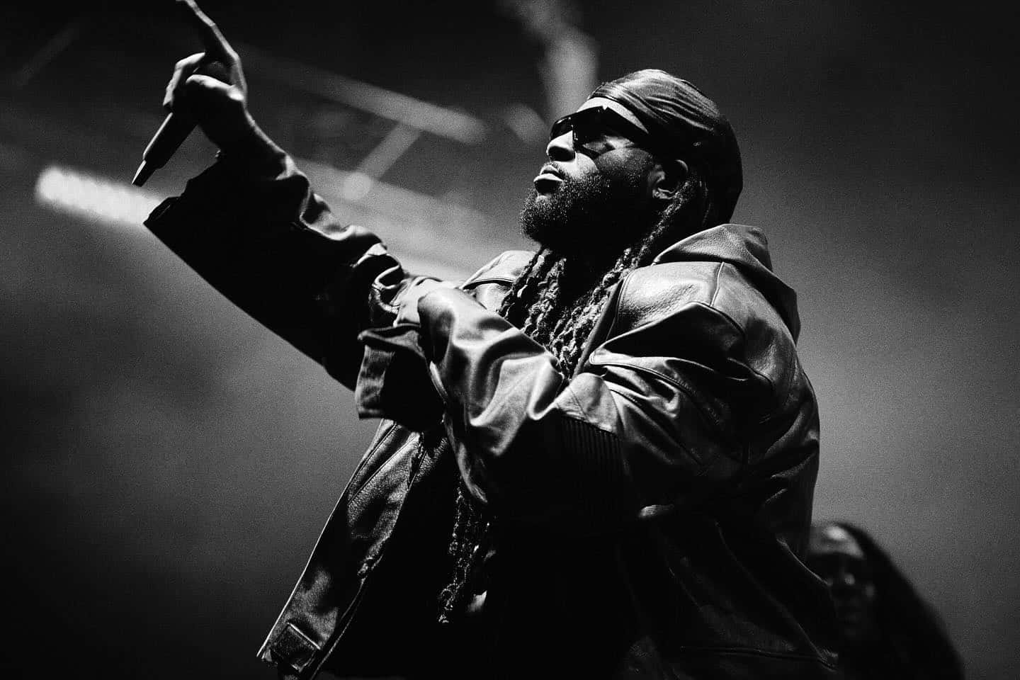 Partynextdoor, black and white stage shot, bearded rapper, HD Desktop Wallpaper