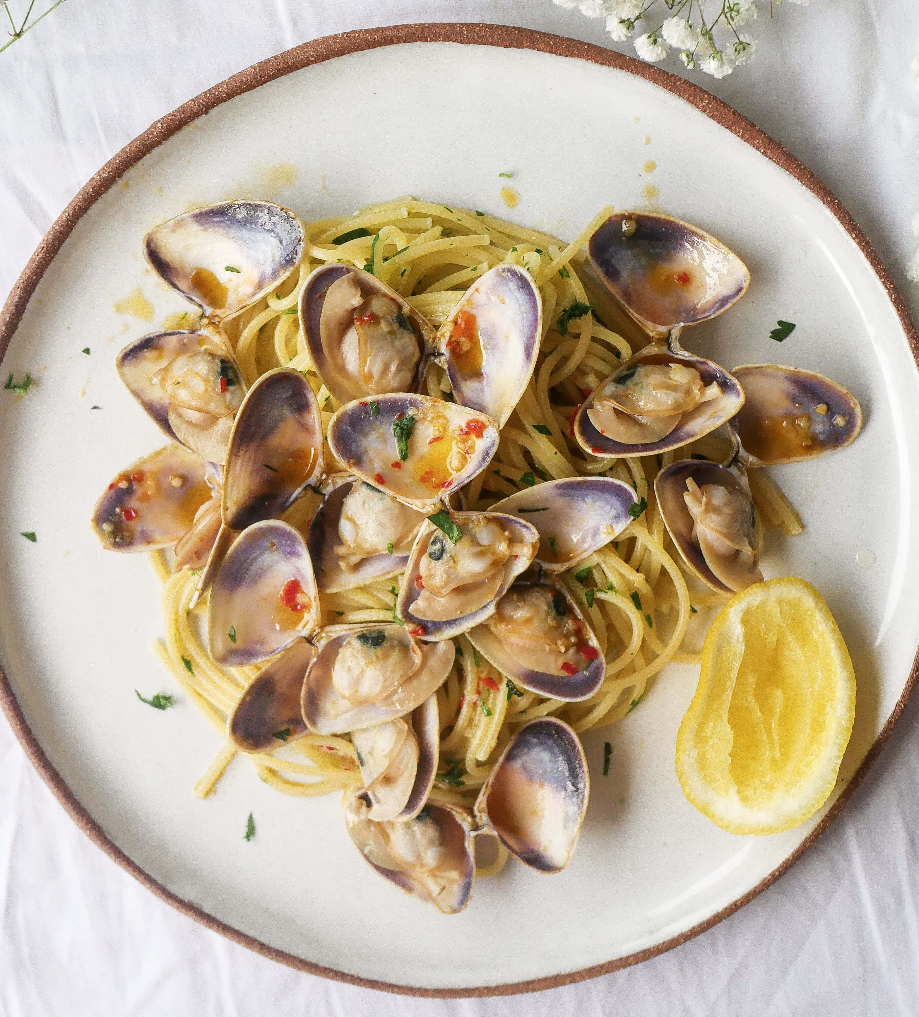 spaghetti alla vongole, clams, parsley, 2K Phone Wallpaper