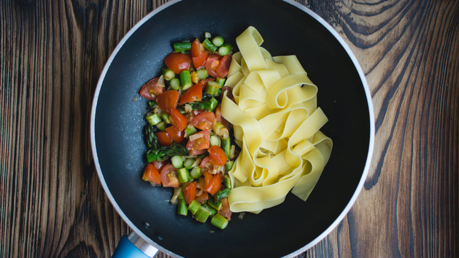 fresh pasta, colorful sautéed vegetables, black frying pan, Full HD Desktop Wallpaper