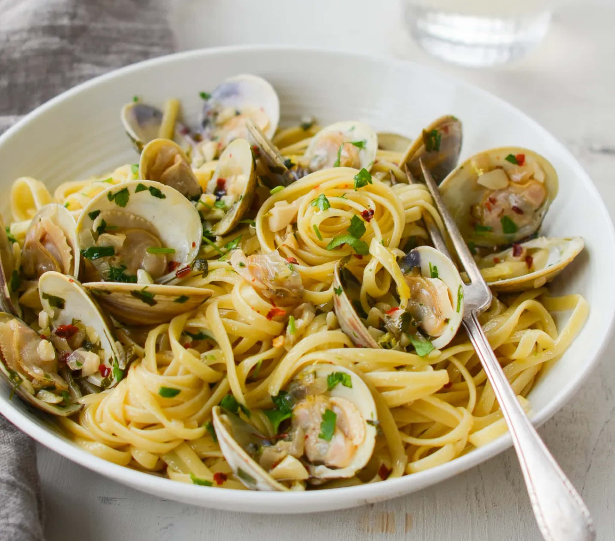 spaghetti alla vongole, garlicky white wine sauce, white bowl, Full HD Desktop Wallpaper