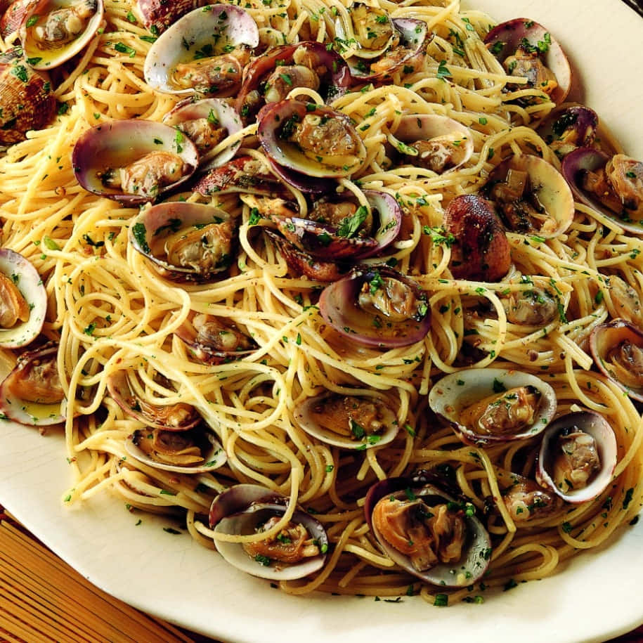 spaghetti alla vongole, white plate, golden spaghetti, SD Desktop Wallpaper