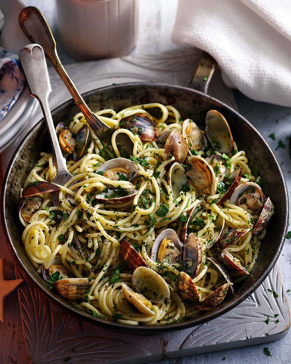 spaghetti alla vongole, rustic skillet, open clams, SD Phone Wallpaper