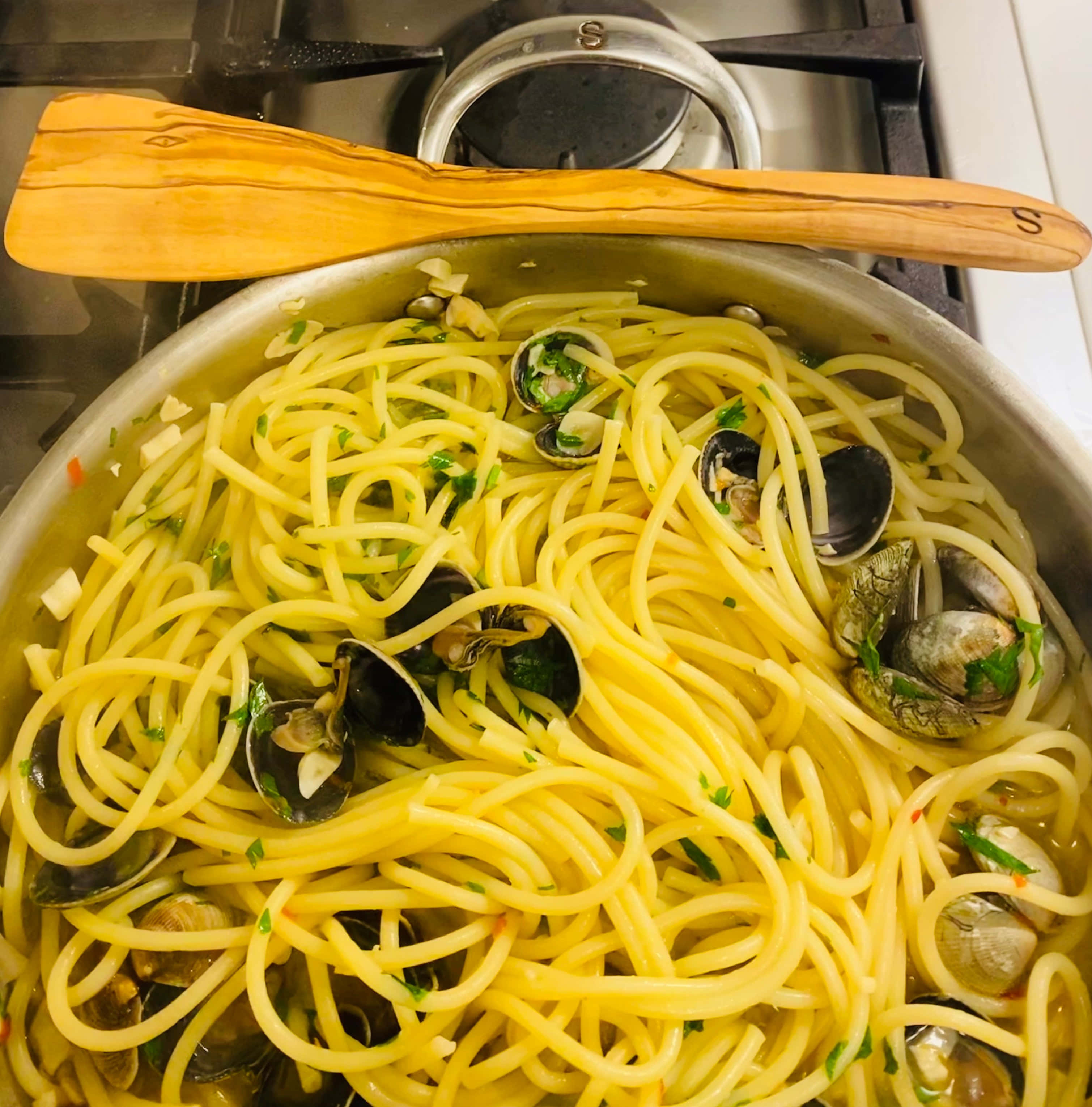spaghetti alla vongole, casserole, clams, 2K Phone Wallpaper