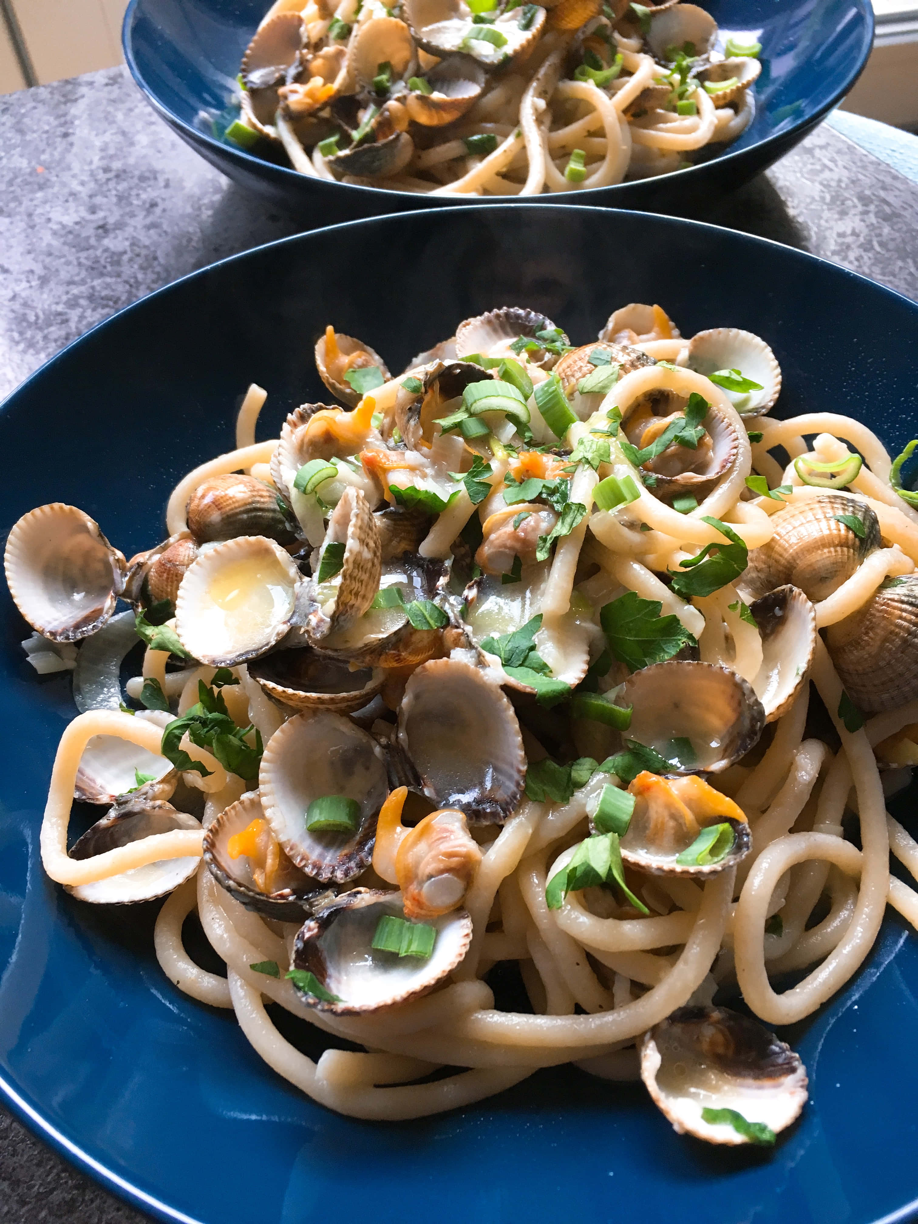 spaghetti alla vongole, blue plate, dark blue bowls, 4K Phone Wallpaper