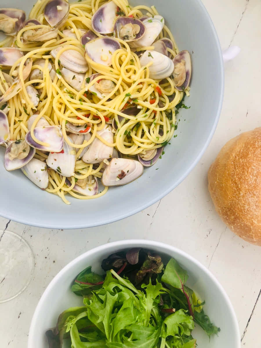 spaghetti alla vongole, light blue bowl, clams, SD Phone Wallpaper
