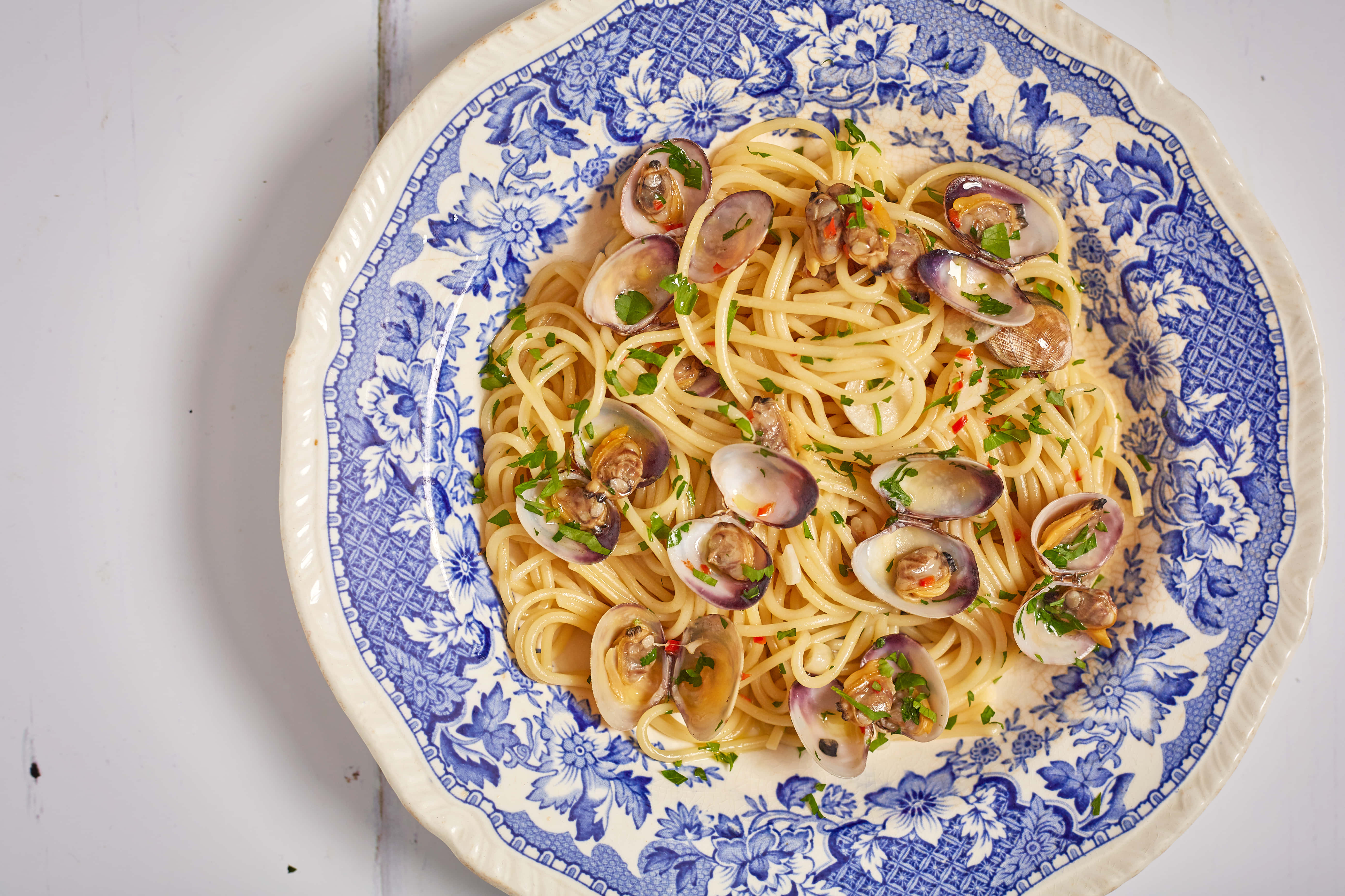 spaghetti alla vongole, floral porcelain plate, blue and white floral patterned bowl, 5K Desktop Wallpaper
