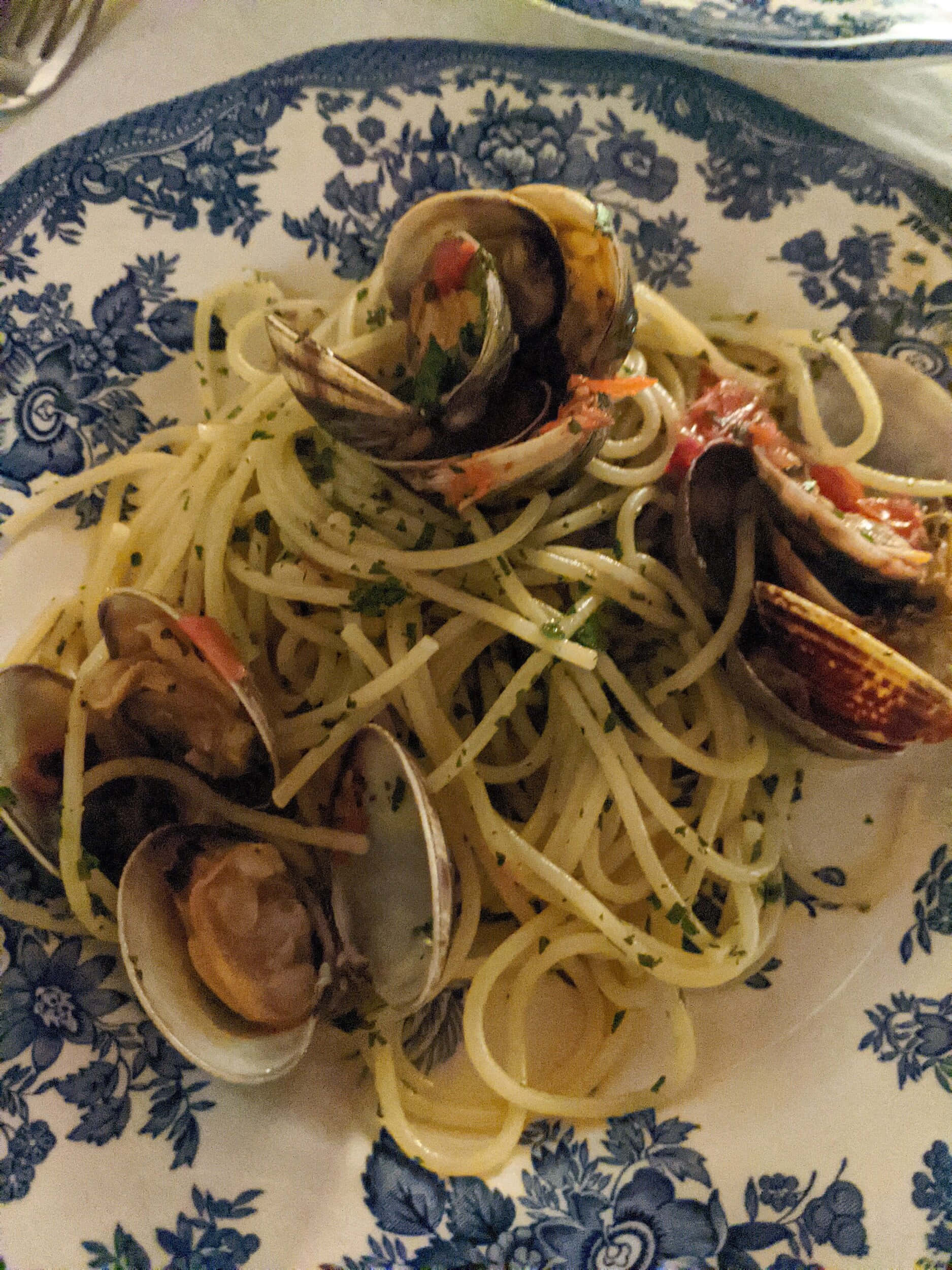 spaghetti alla vongole, floral plate, blue floral ceramic dish, Full HD Phone Wallpaper