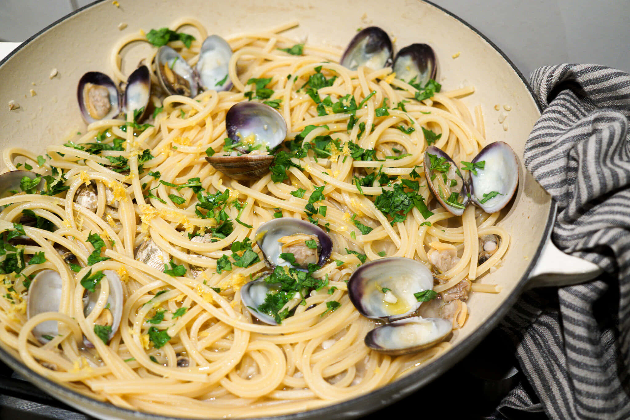 spaghetti alla vongole, clams, fresh parsley, Full HD Desktop Wallpaper