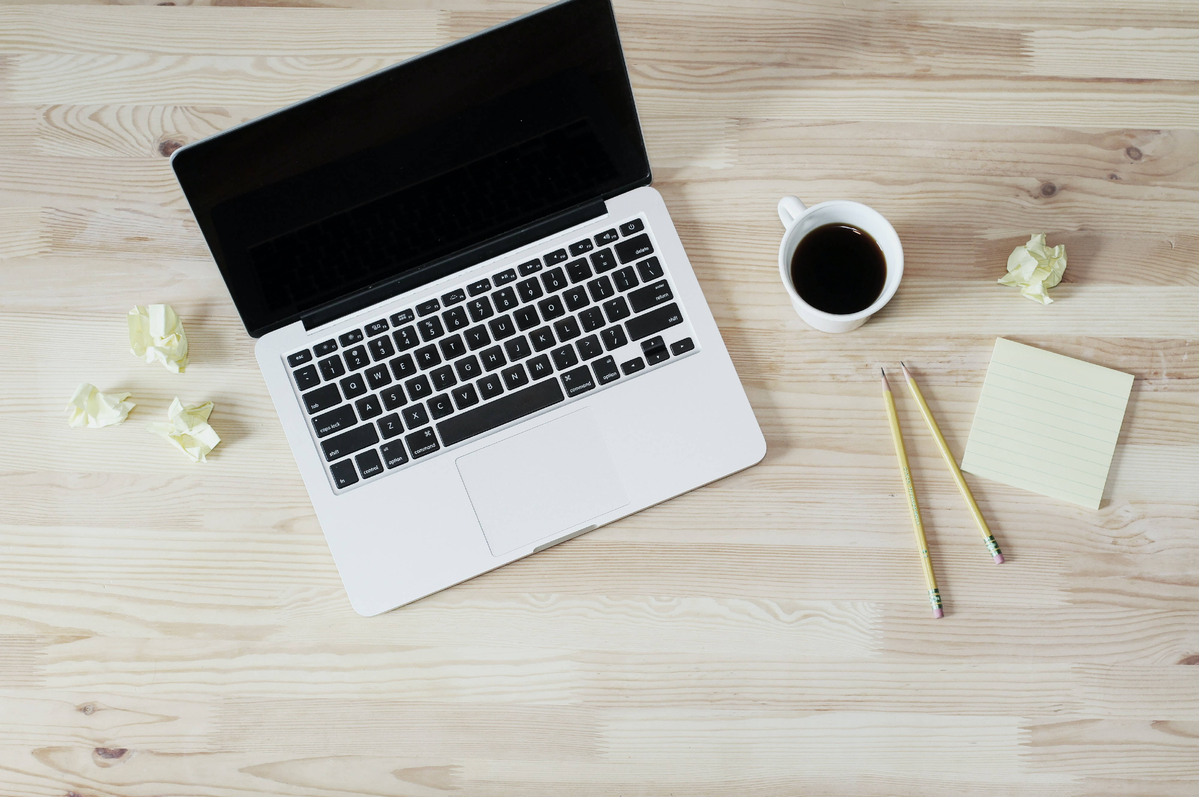 silver laptop, coffee cup, pencils, 4K Desktop Wallpaper
