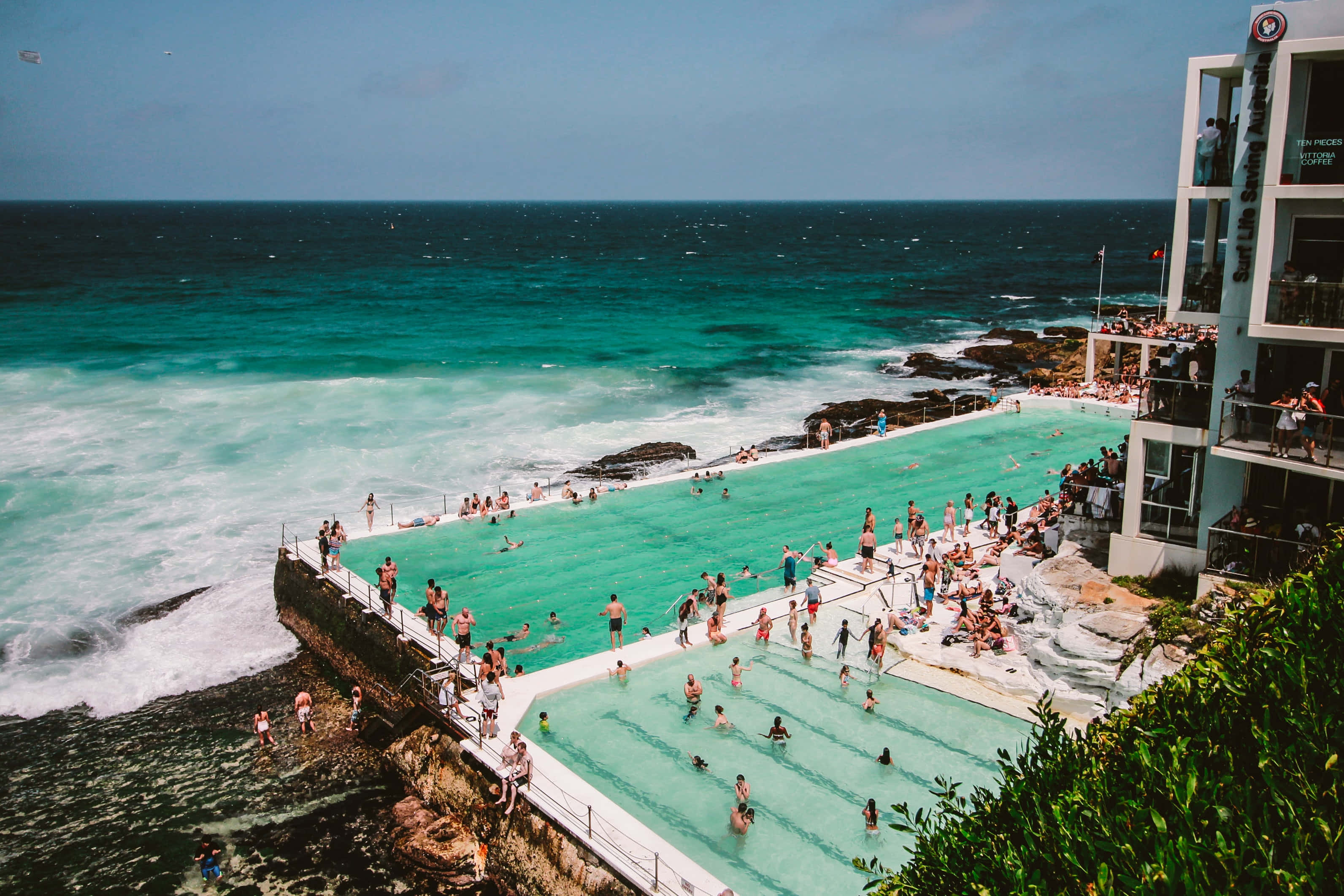 beach getaway, turquoise cliffside pool, crashing ocean waves, 2K Desktop Wallpaper