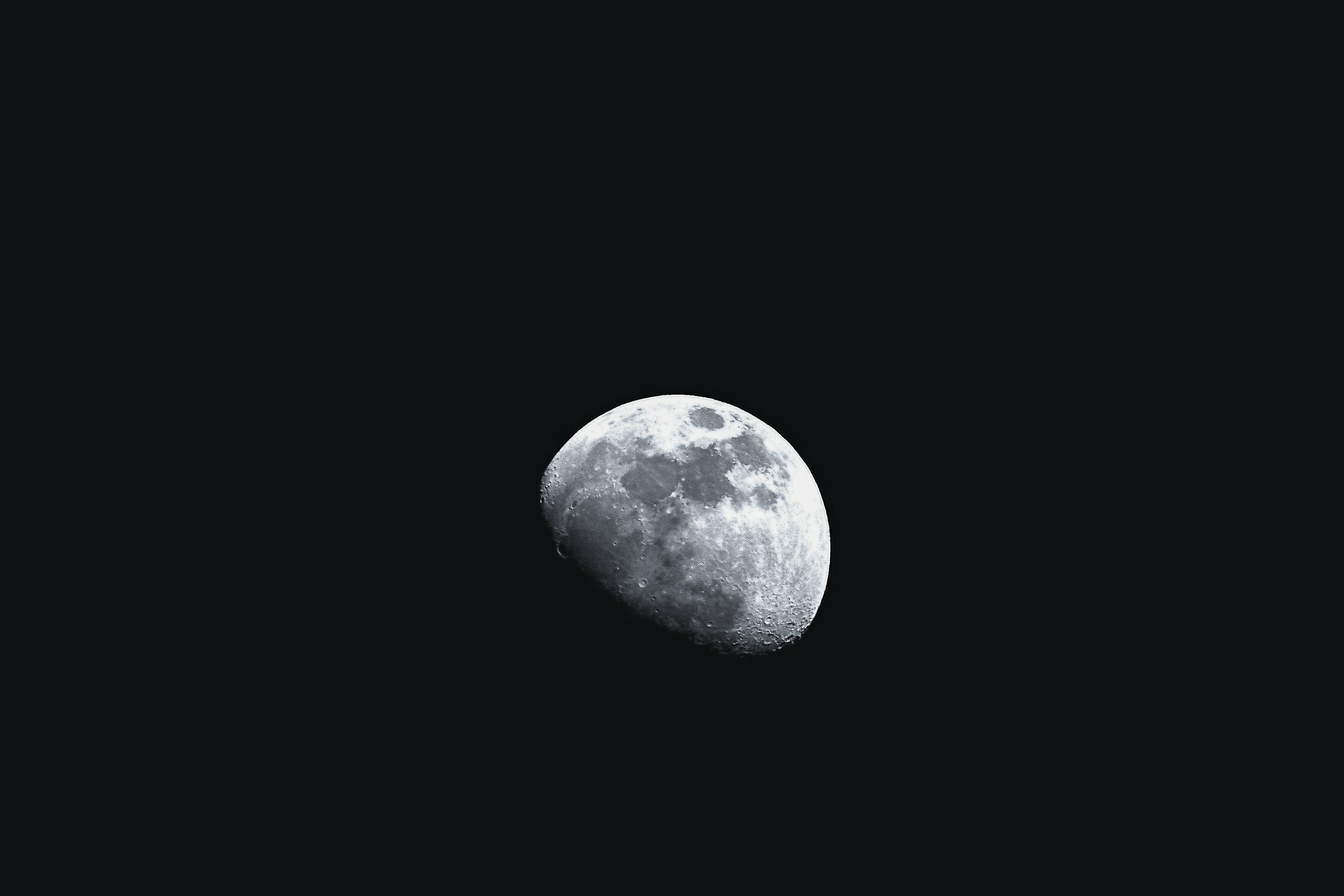 crescent moon, deep black night sky, craters, 2K Desktop Wallpaper