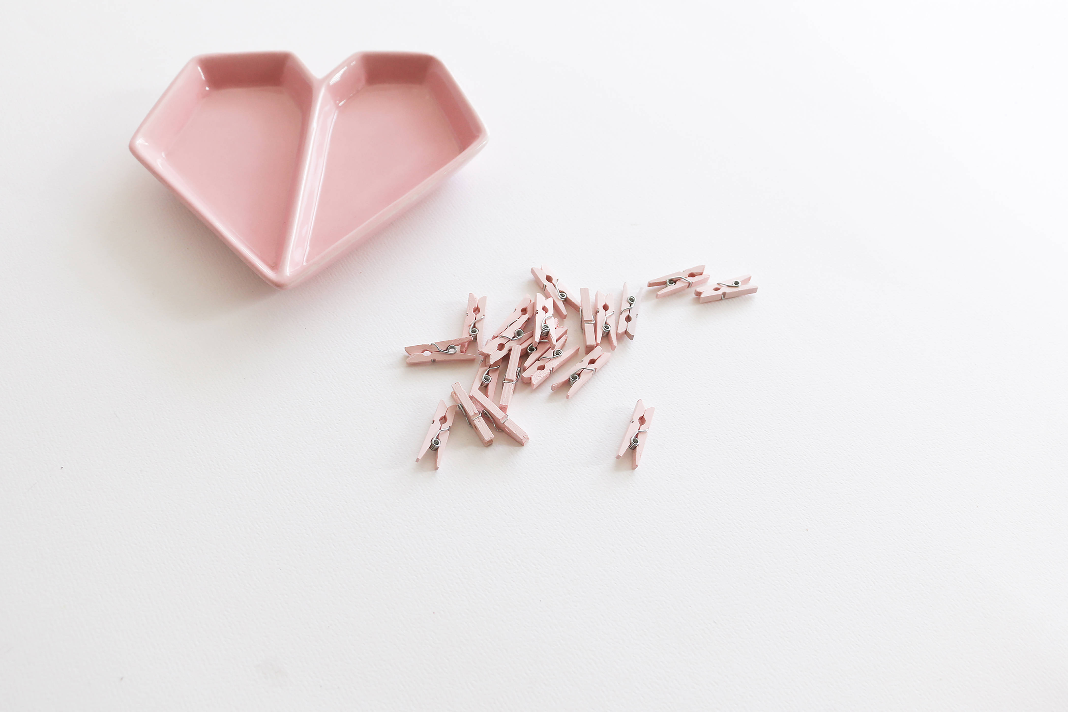 pastel pink heart shaped plate, heart-shaped dish, soft pink, 4K Desktop Wallpaper