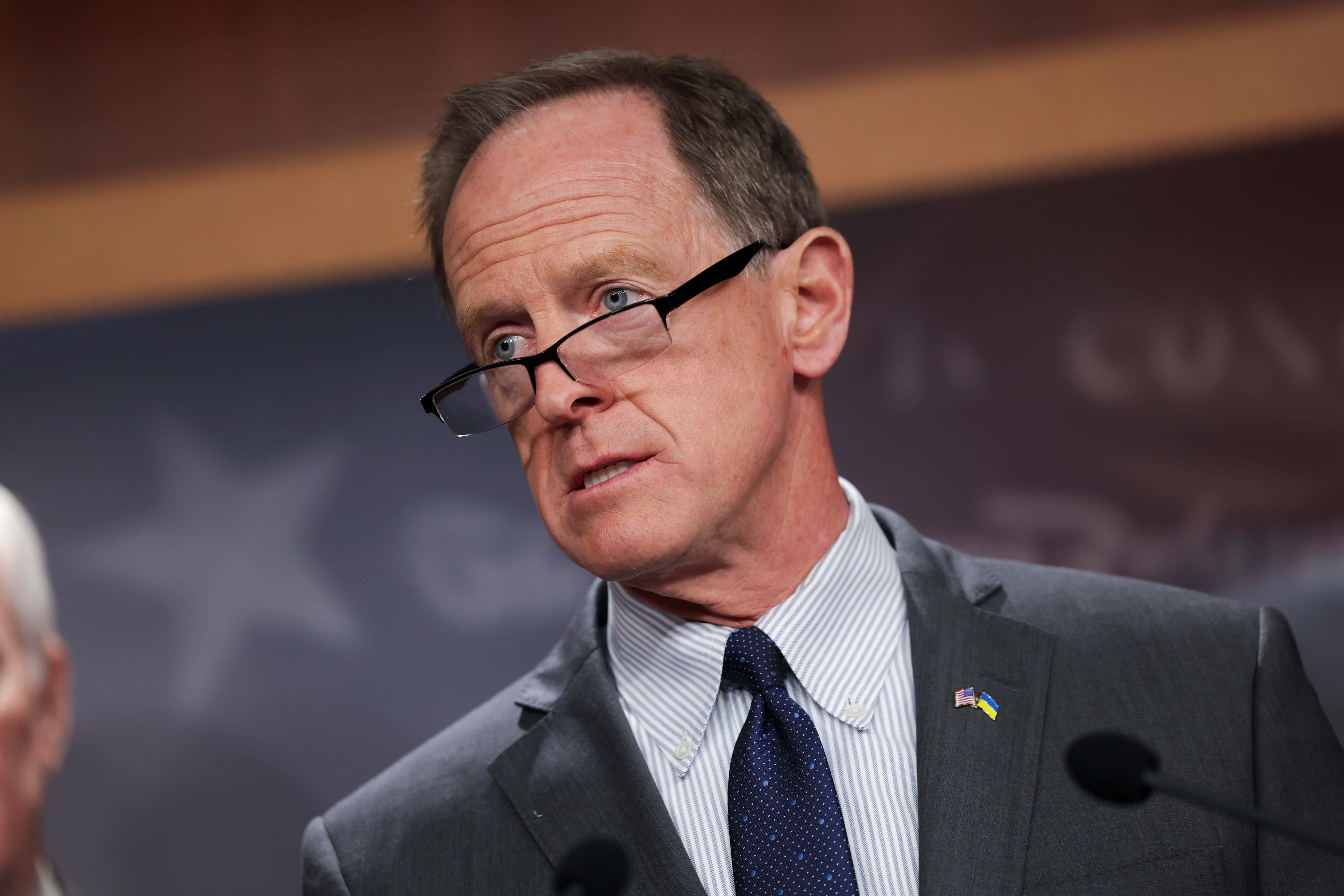 Pat Toomey, gray suit, glasses, 5K Desktop Wallpaper