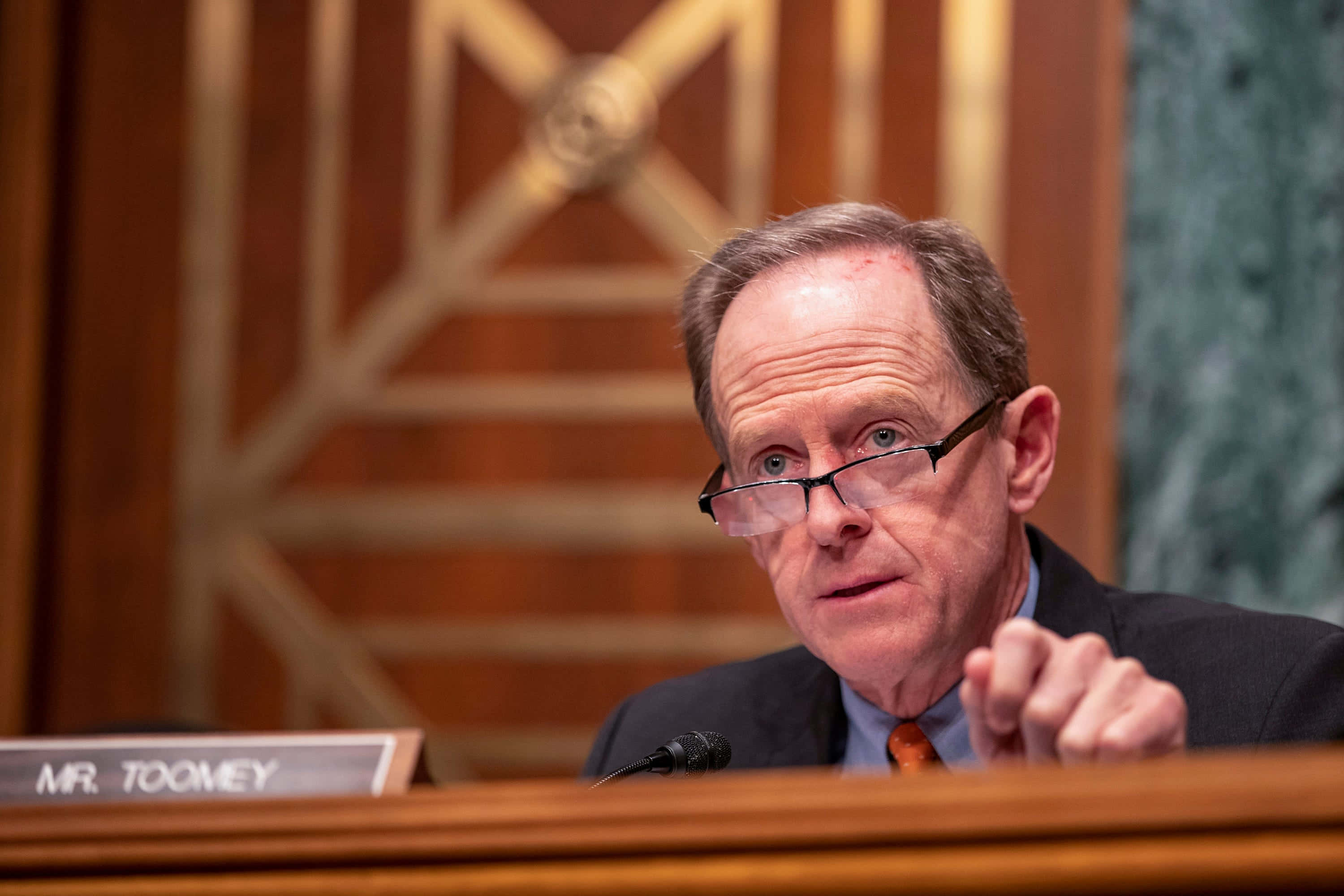 Pat Toomey, committee, wood-paneled chamber, 2K Desktop Wallpaper