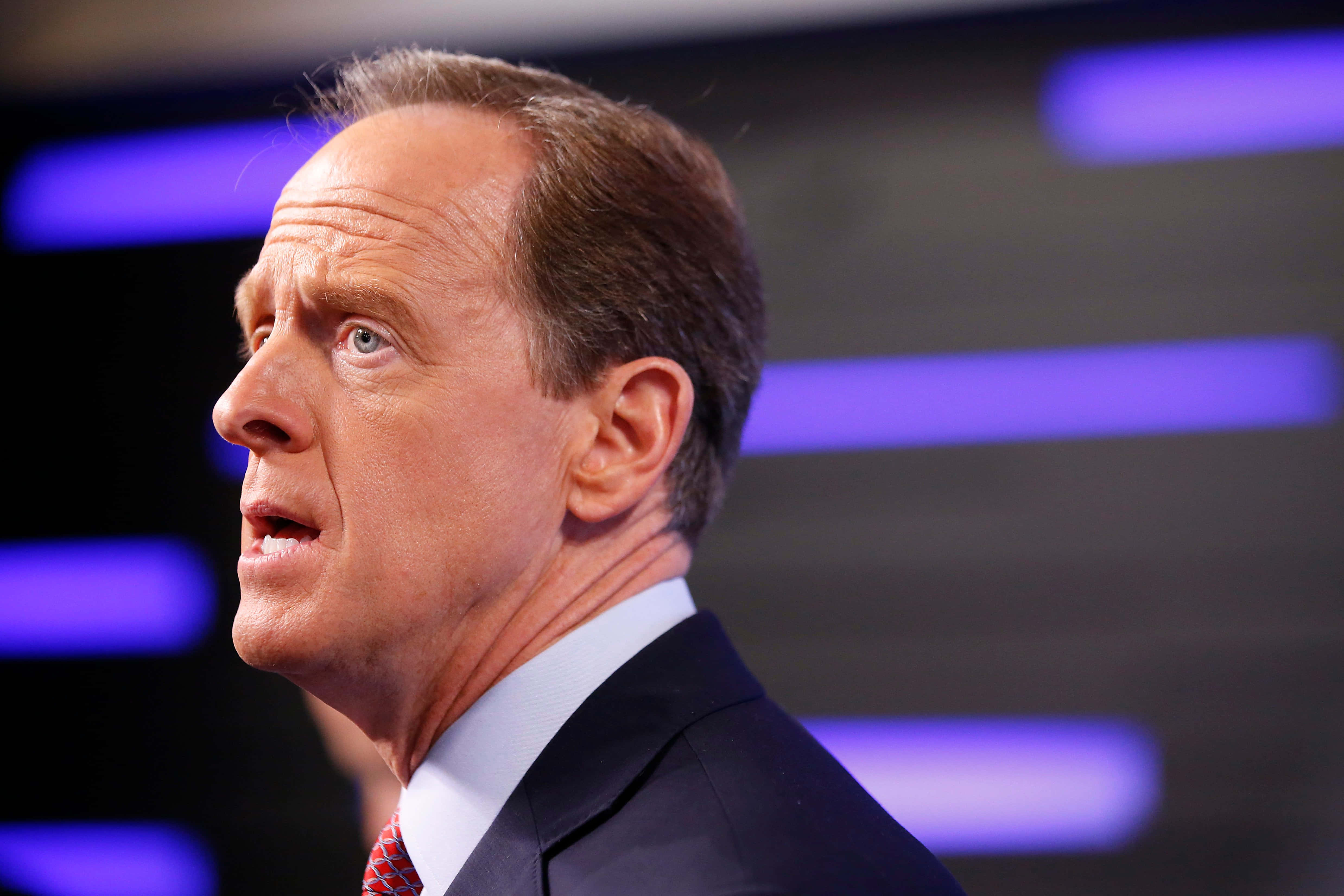 Pat Toomey, suit, purple-lit background, 4K Desktop Wallpaper