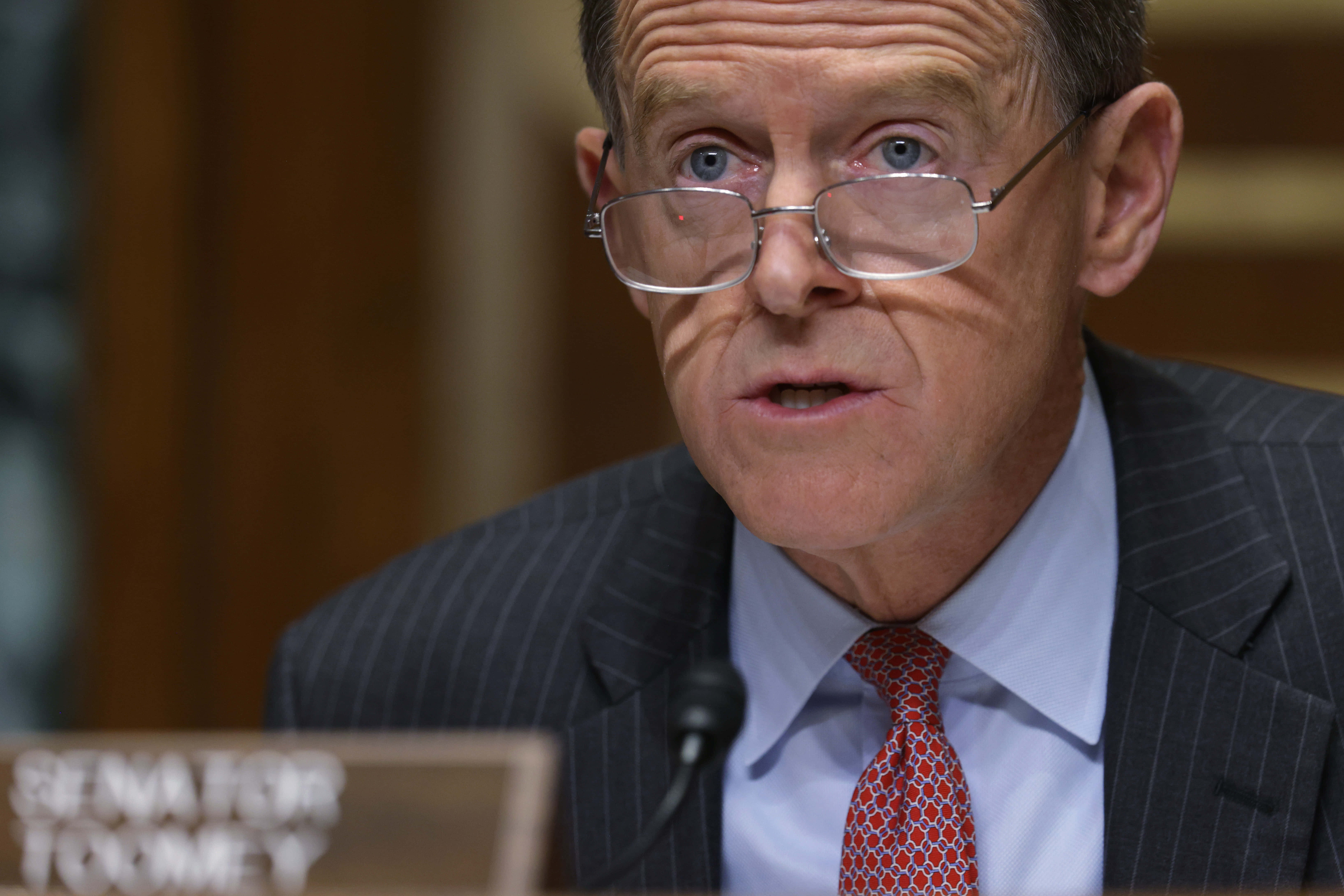 Pat Toomey, glasses, pinstripe suit, 5K Desktop Wallpaper
