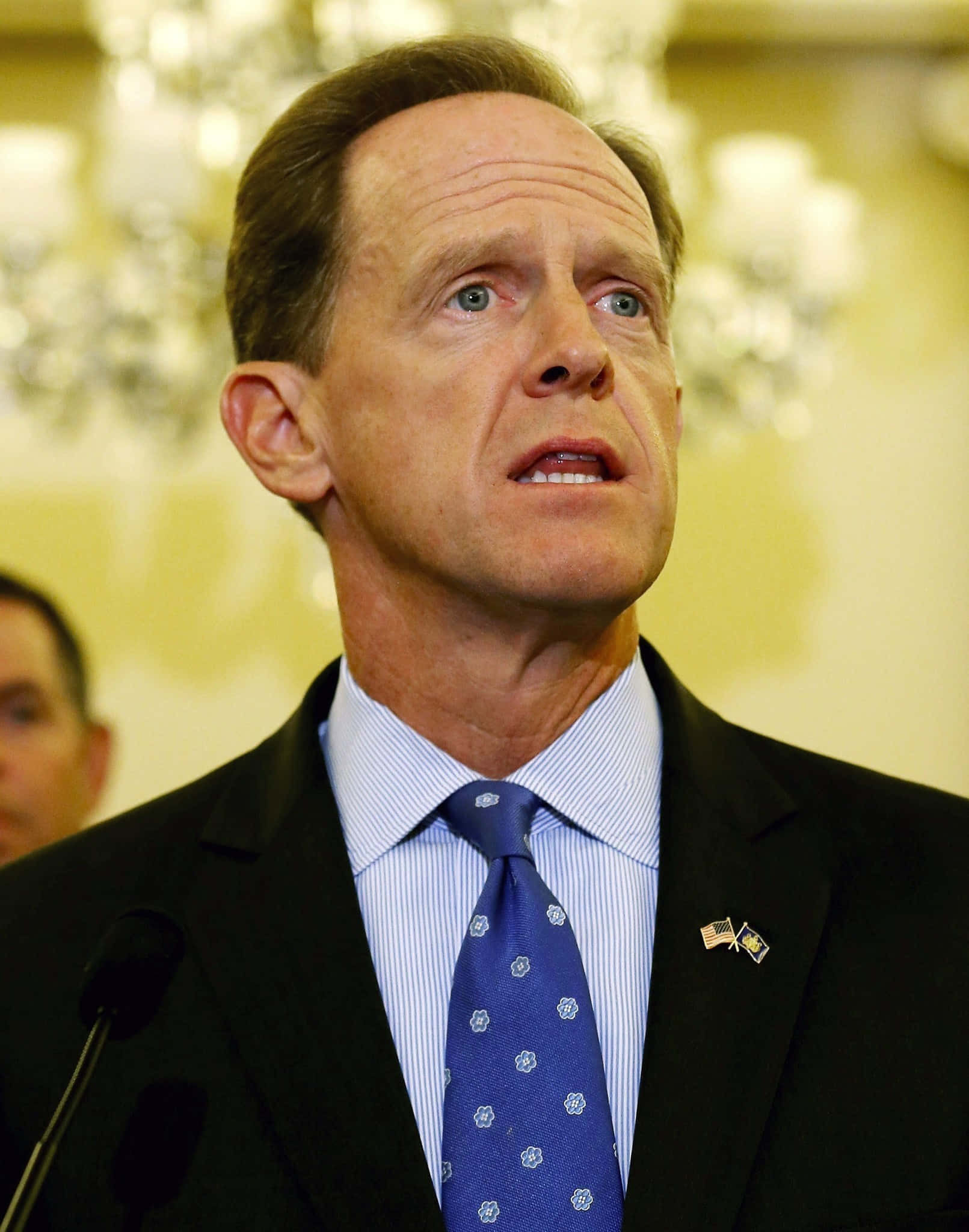 Pat Toomey, dark suit, blue patterned tie, Full HD Phone Wallpaper