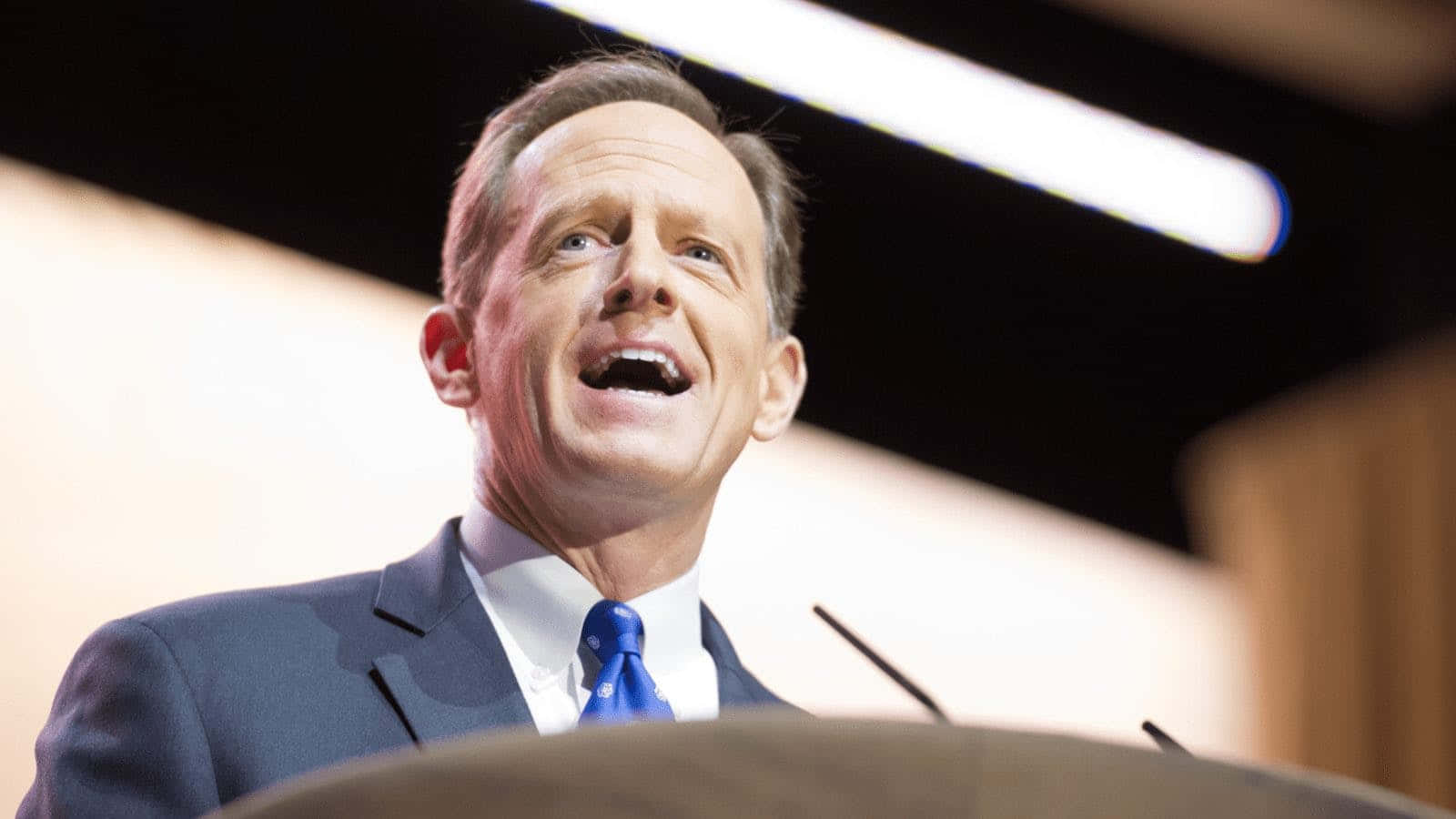 Pat Toomey, podium, suit, HD Desktop Wallpaper