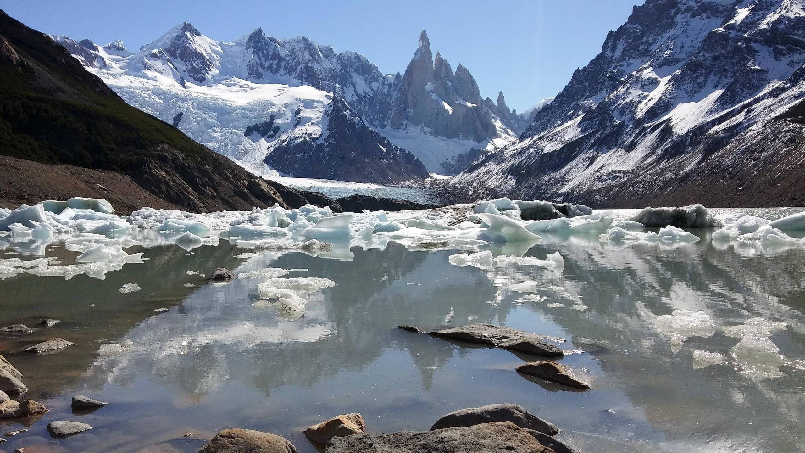 Patagonia, glacial lake, jagged snowcapped peaks, 2K Desktop Wallpaper