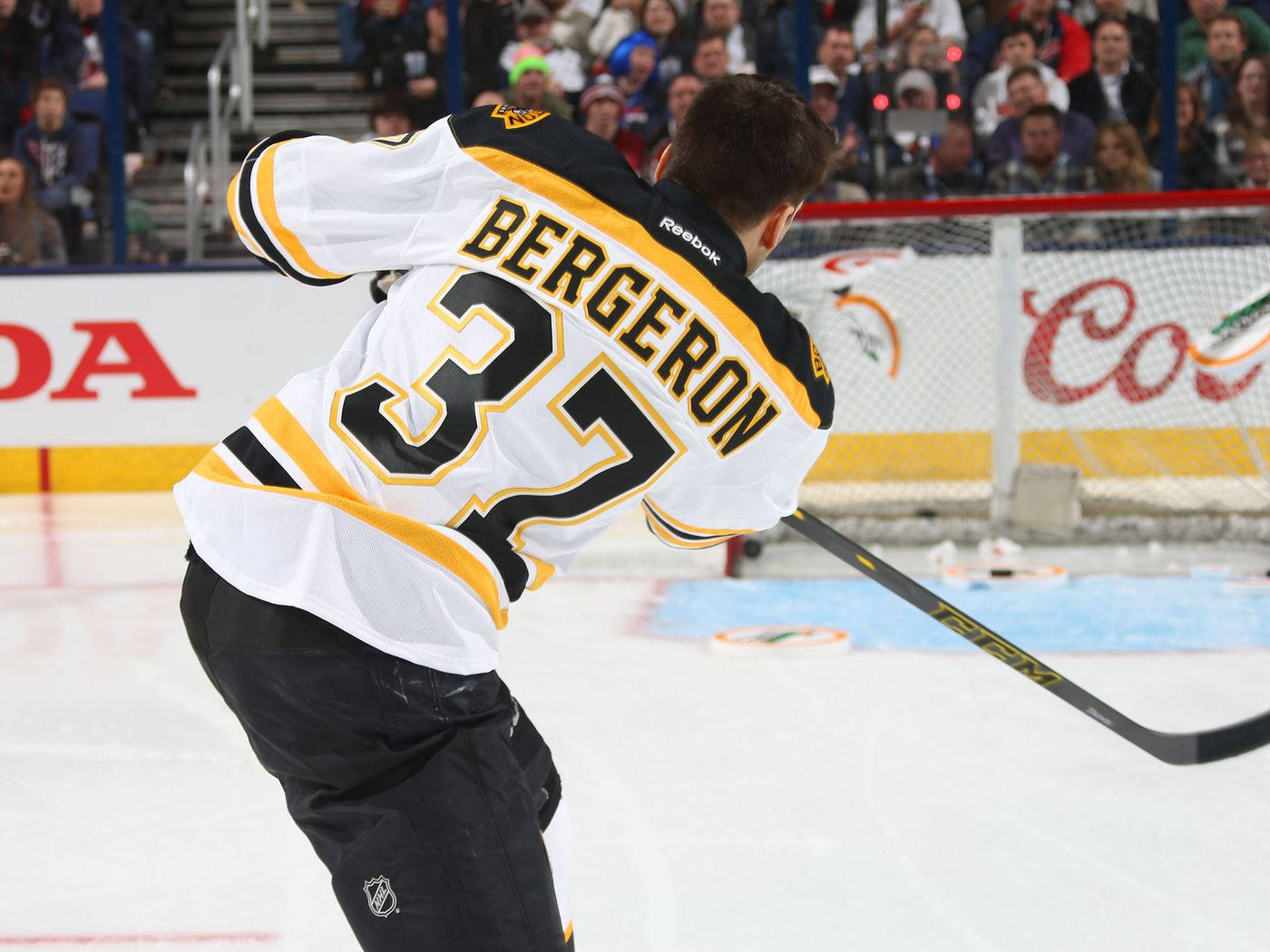 Patrice Bergeron, number 37, white and gold jersey, HD Desktop Wallpaper