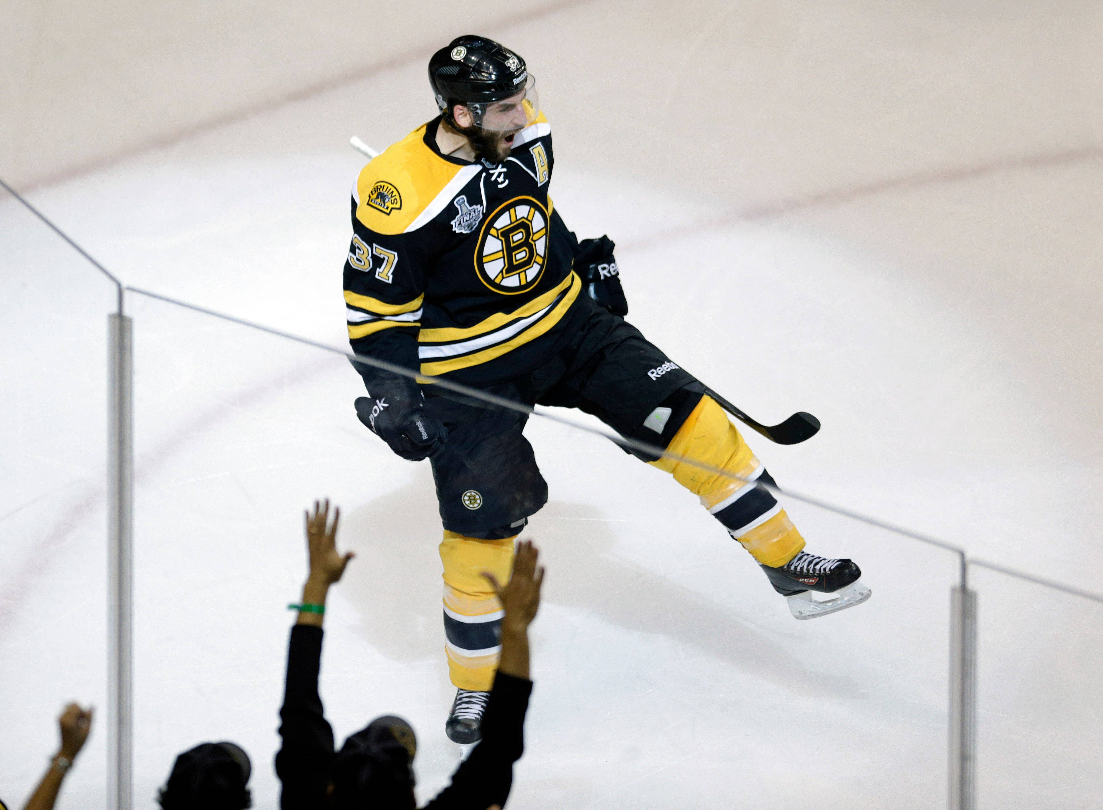 Patrice Bergeron, black and gold uniform, ice rink, 4K Desktop Wallpaper