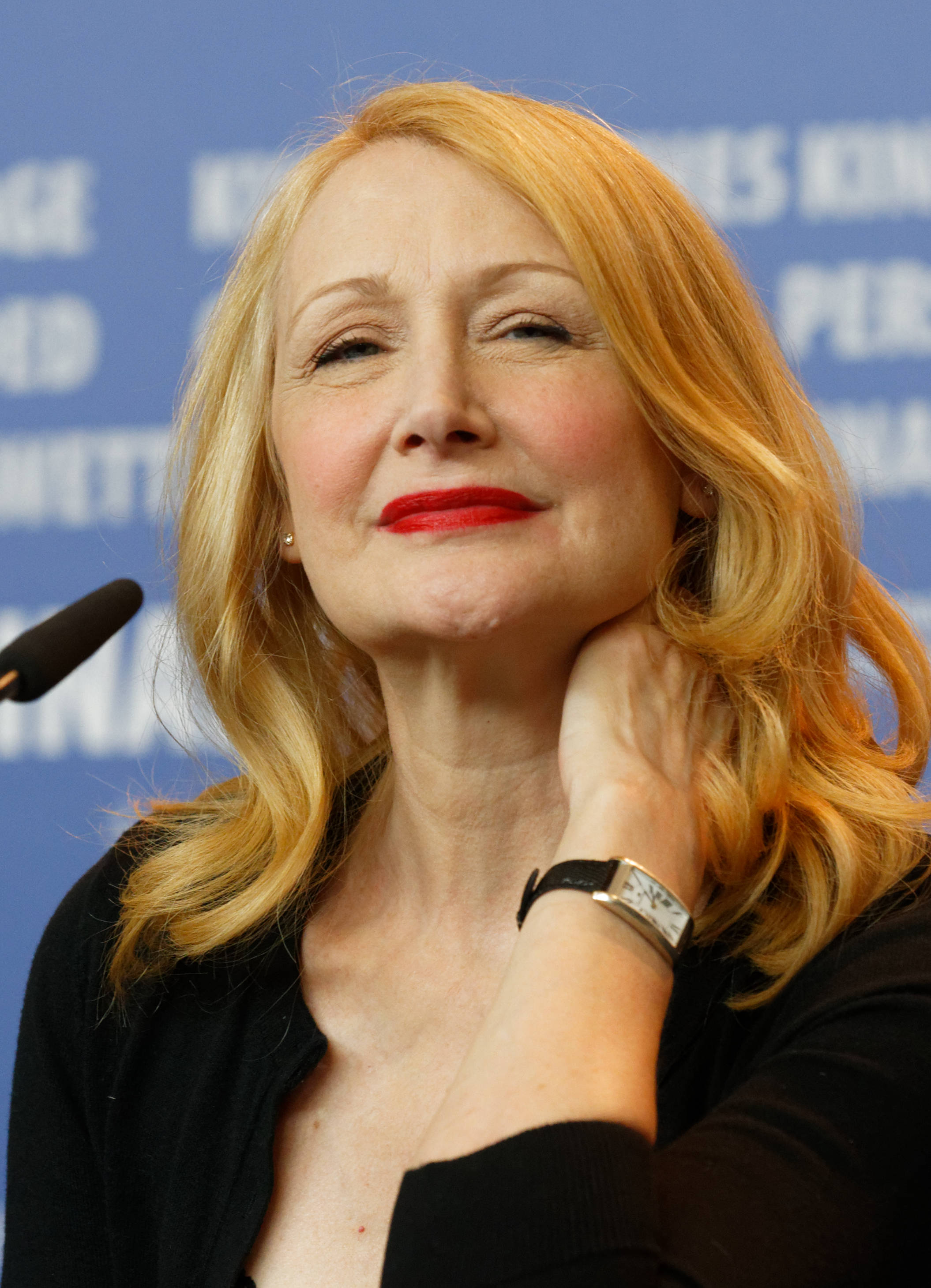 Patricia Clarkson, blonde hair, red lipstick, 2K Phone Wallpaper