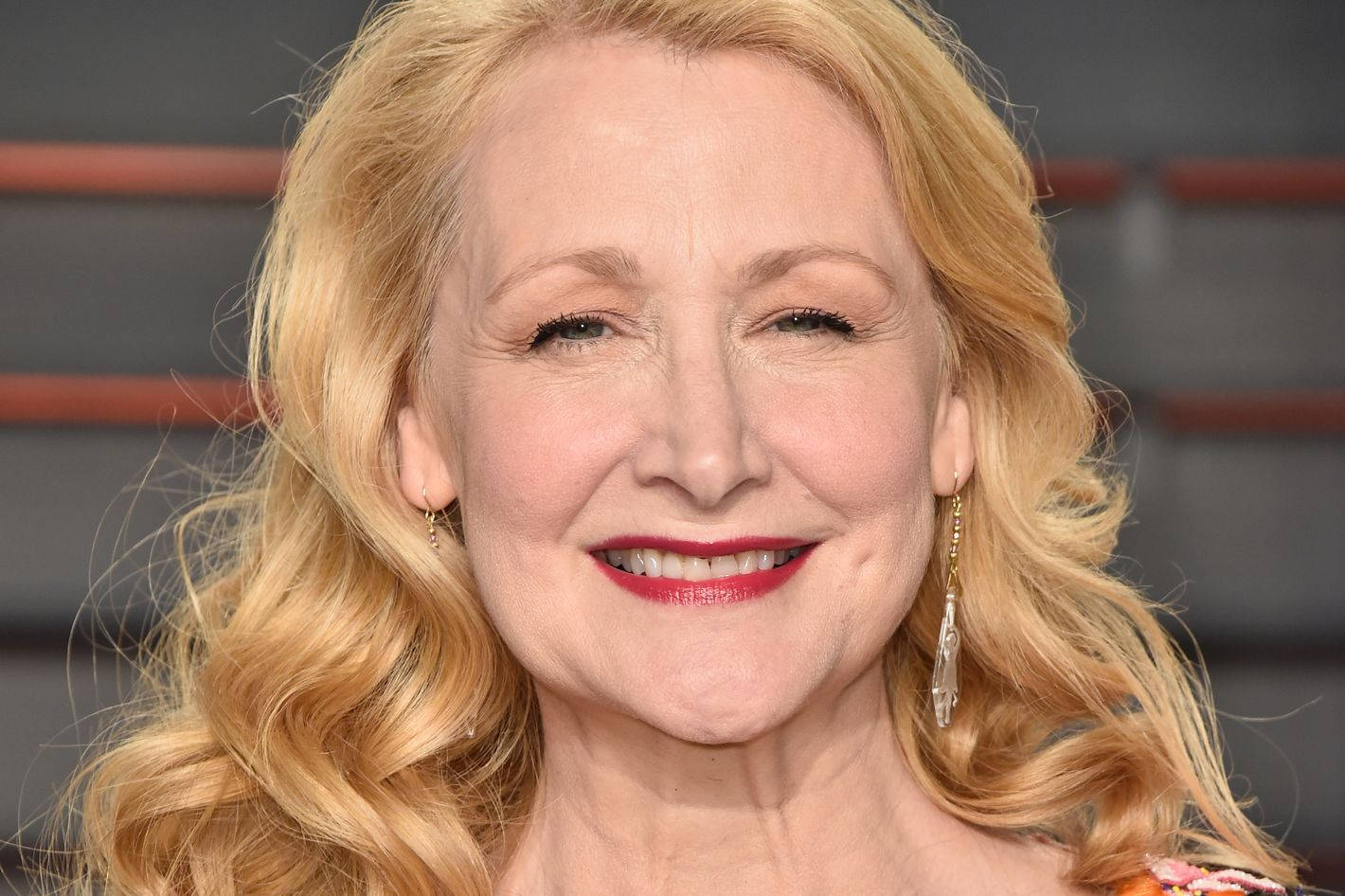 Patricia Clarkson, golden wavy hair, red lipstick, HD Desktop Wallpaper