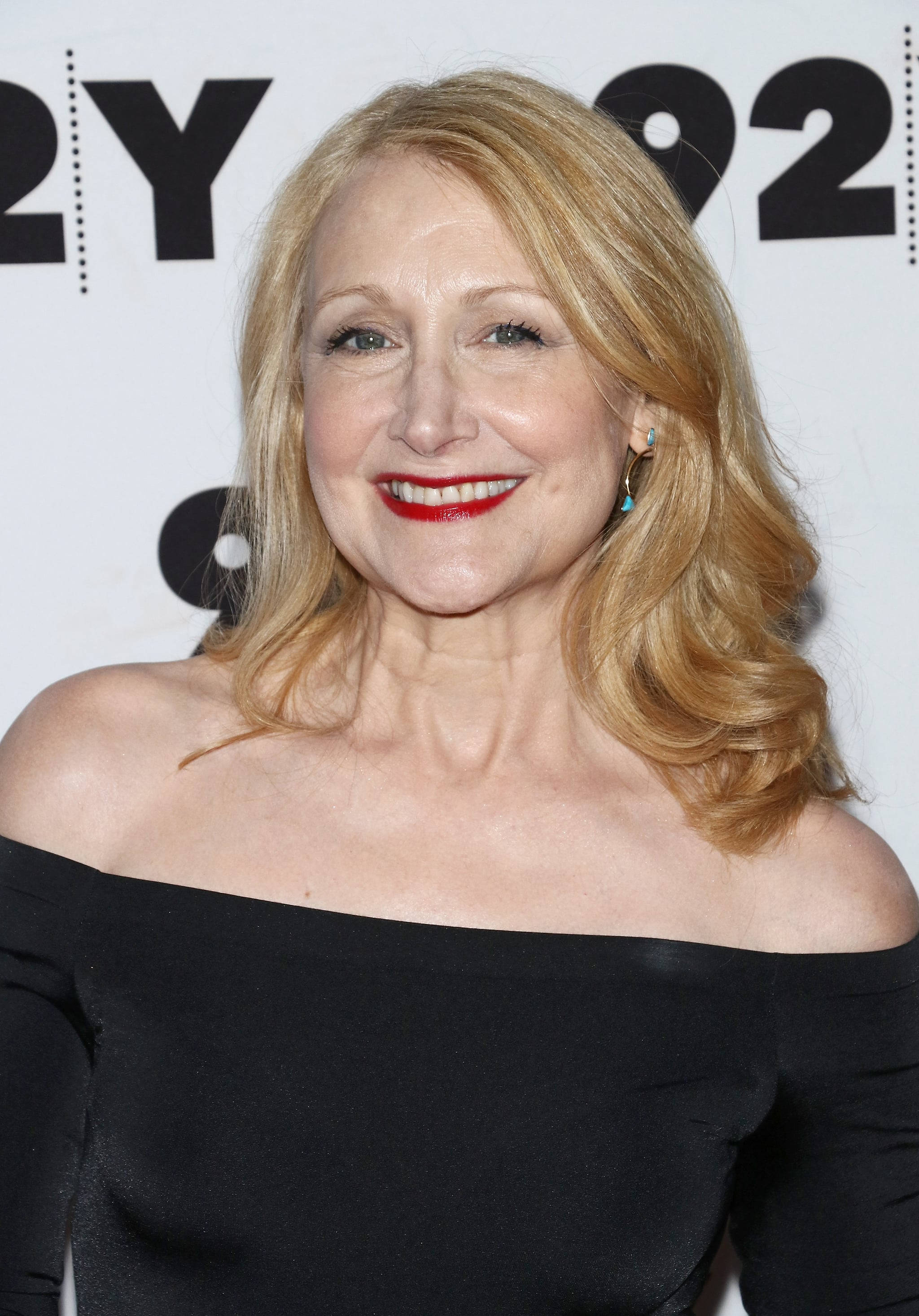 Patricia Clarkson, blonde hair, red lipstick, 2K Phone Wallpaper