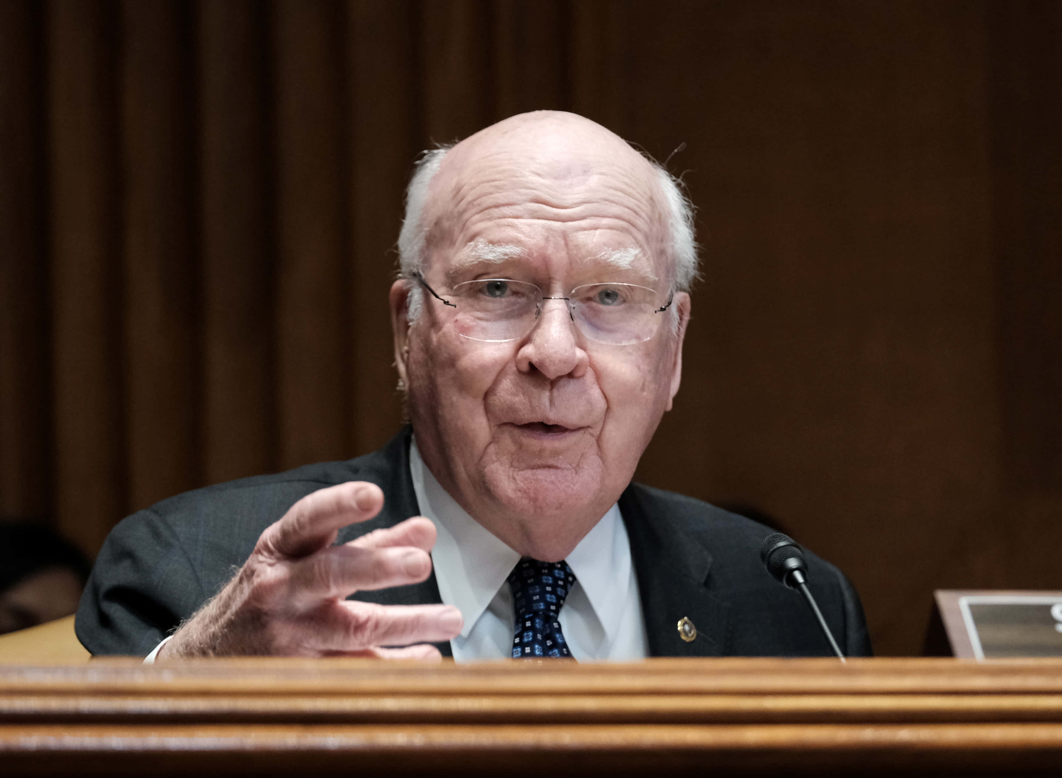 Patrick Leahy, desk, wooden hearing table, 2K Desktop Wallpaper