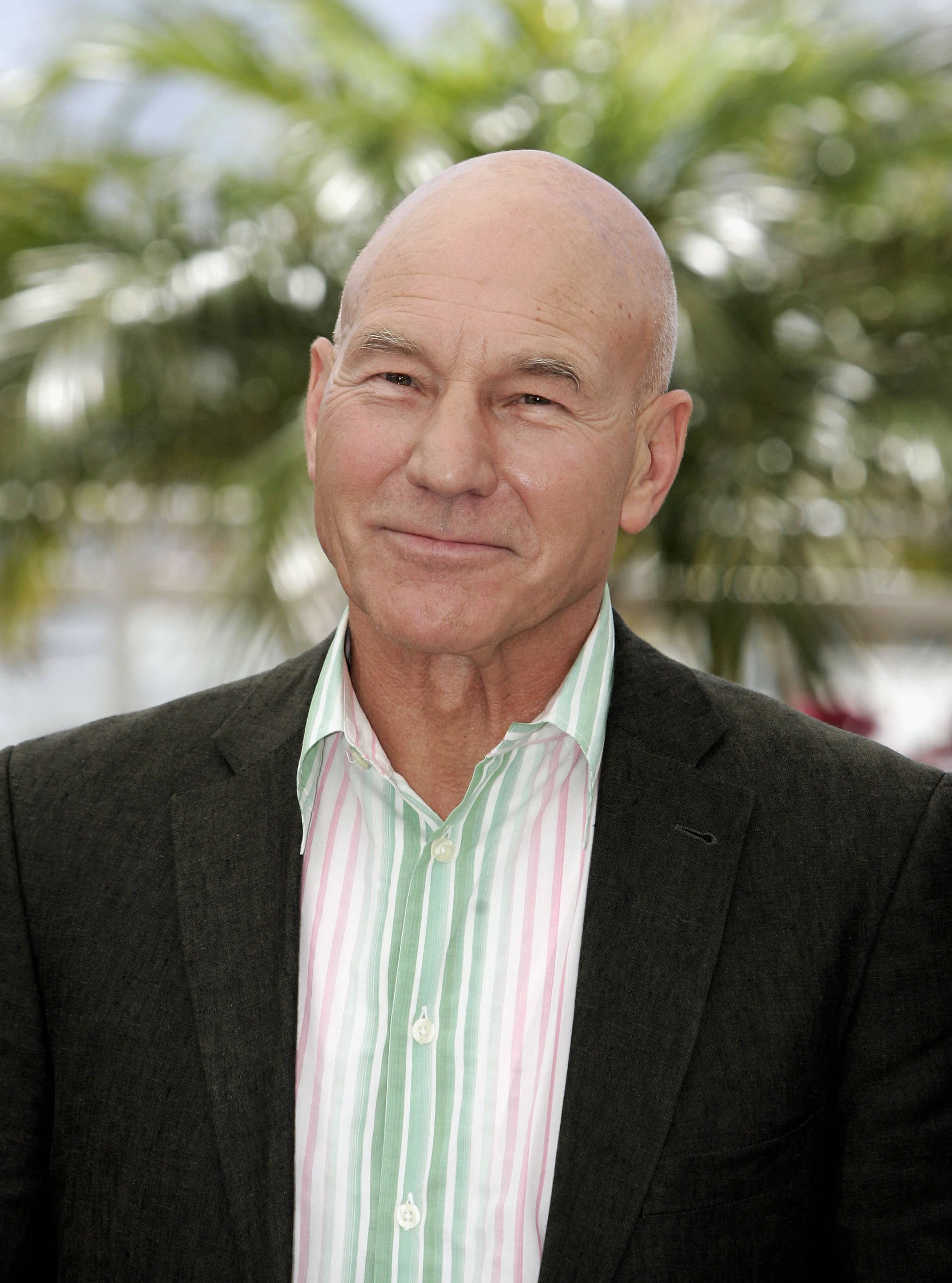 Patrick Stewart, dark suit, striped shirt, 2K Phone Wallpaper