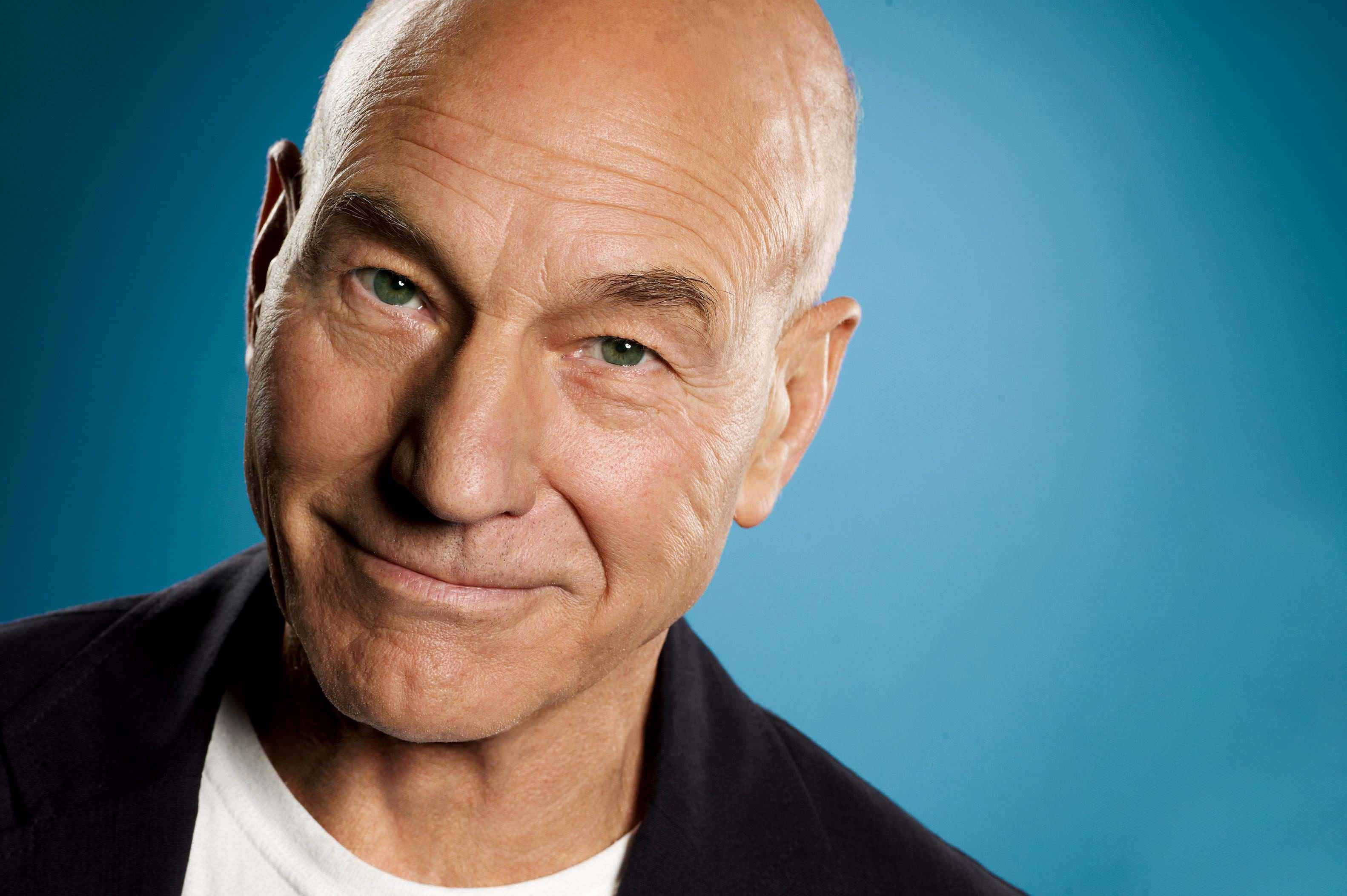 Patrick Stewart, green eyes, bald, 2K Desktop Wallpaper