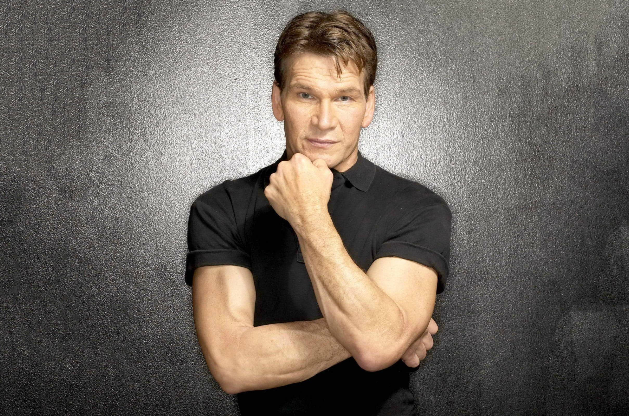 Patrick Swayze, black polo shirt, fist near chin, Full HD Desktop Wallpaper