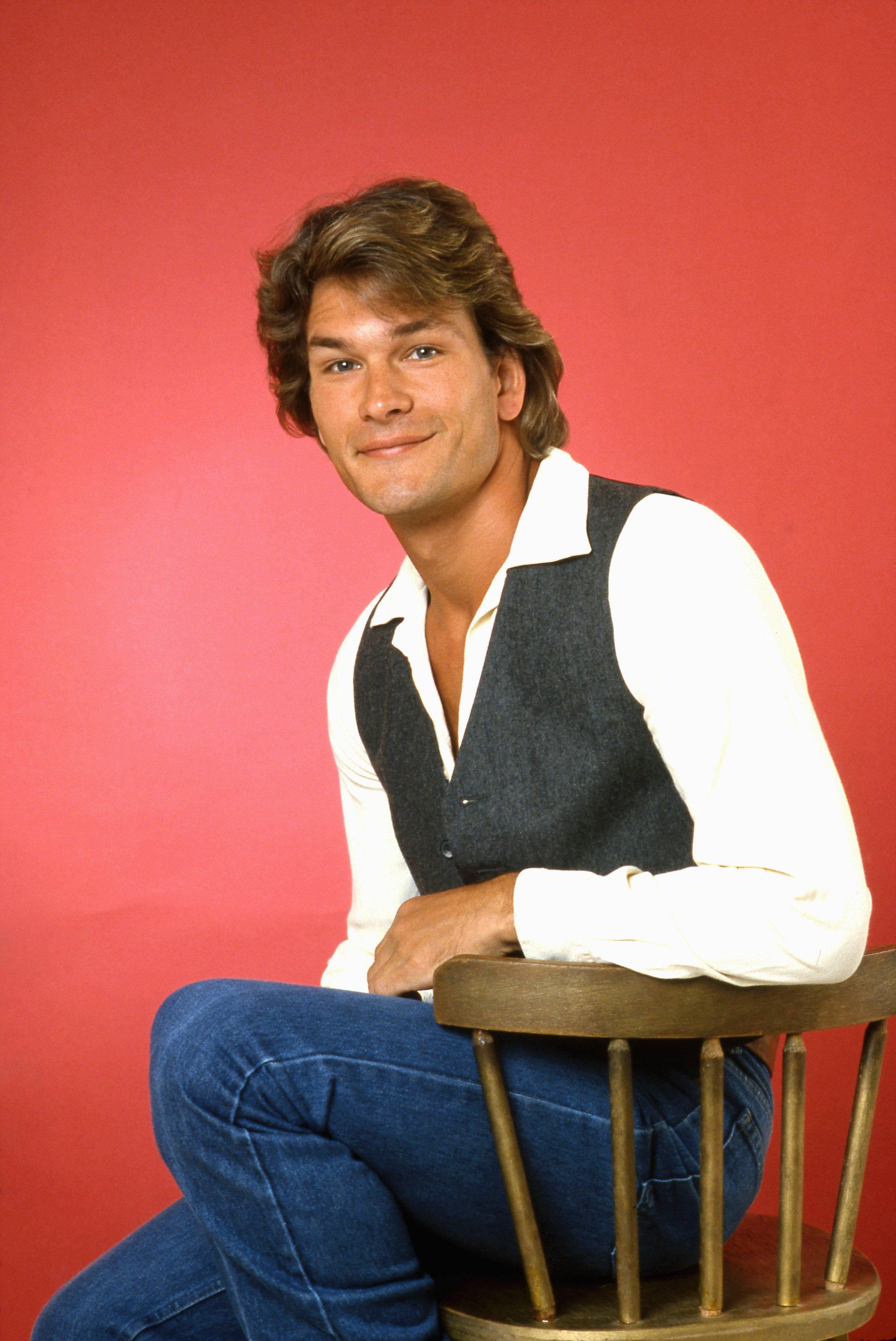 Patrick Swayze, young American actor, wooden chair, 2K Phone Wallpaper