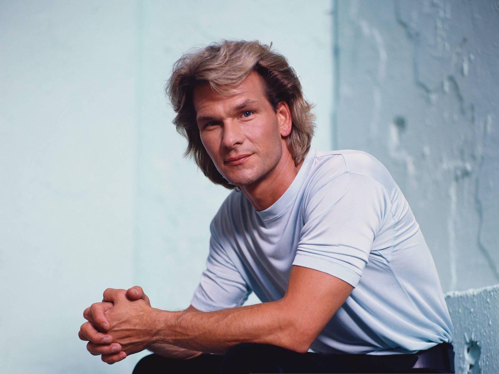 Patrick Swayze, blond hair, light blue wall, HD Desktop Wallpaper