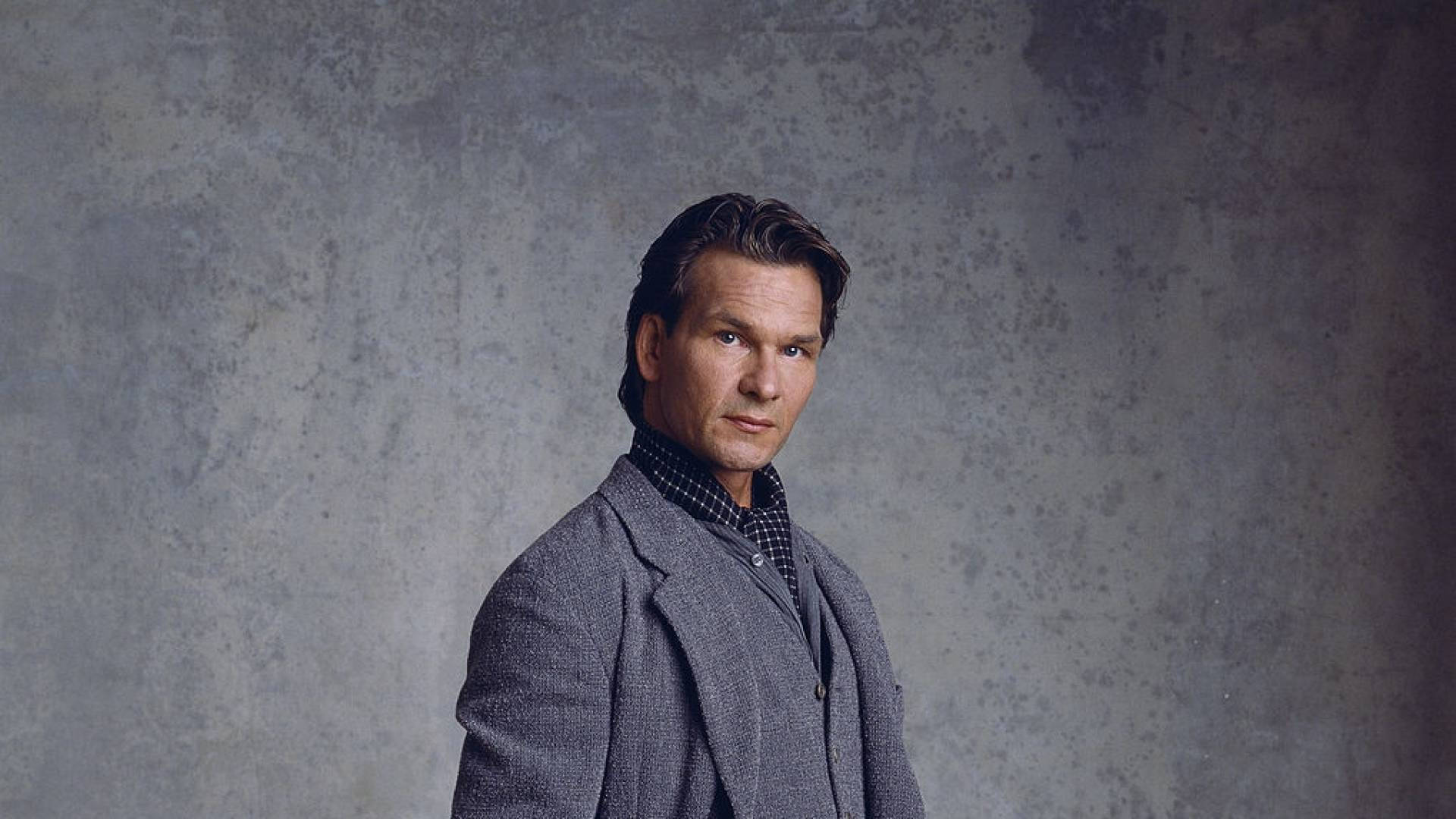 Patrick Swayze, gray textured coat, mottled gray studio backdrop, Full HD Desktop Wallpaper