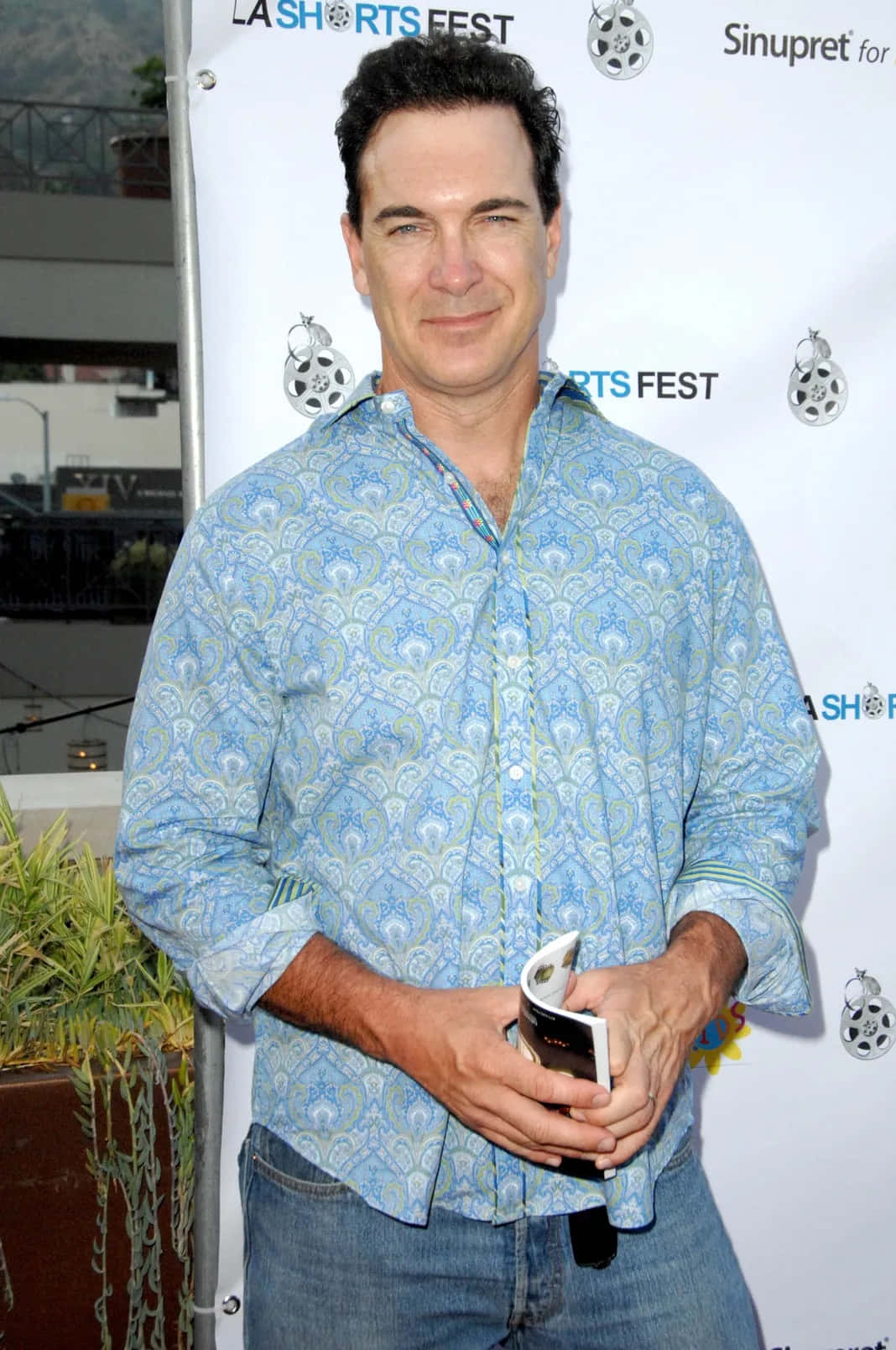 Patrick Warburton, blue patterned shirt, award, HD Phone Wallpaper
