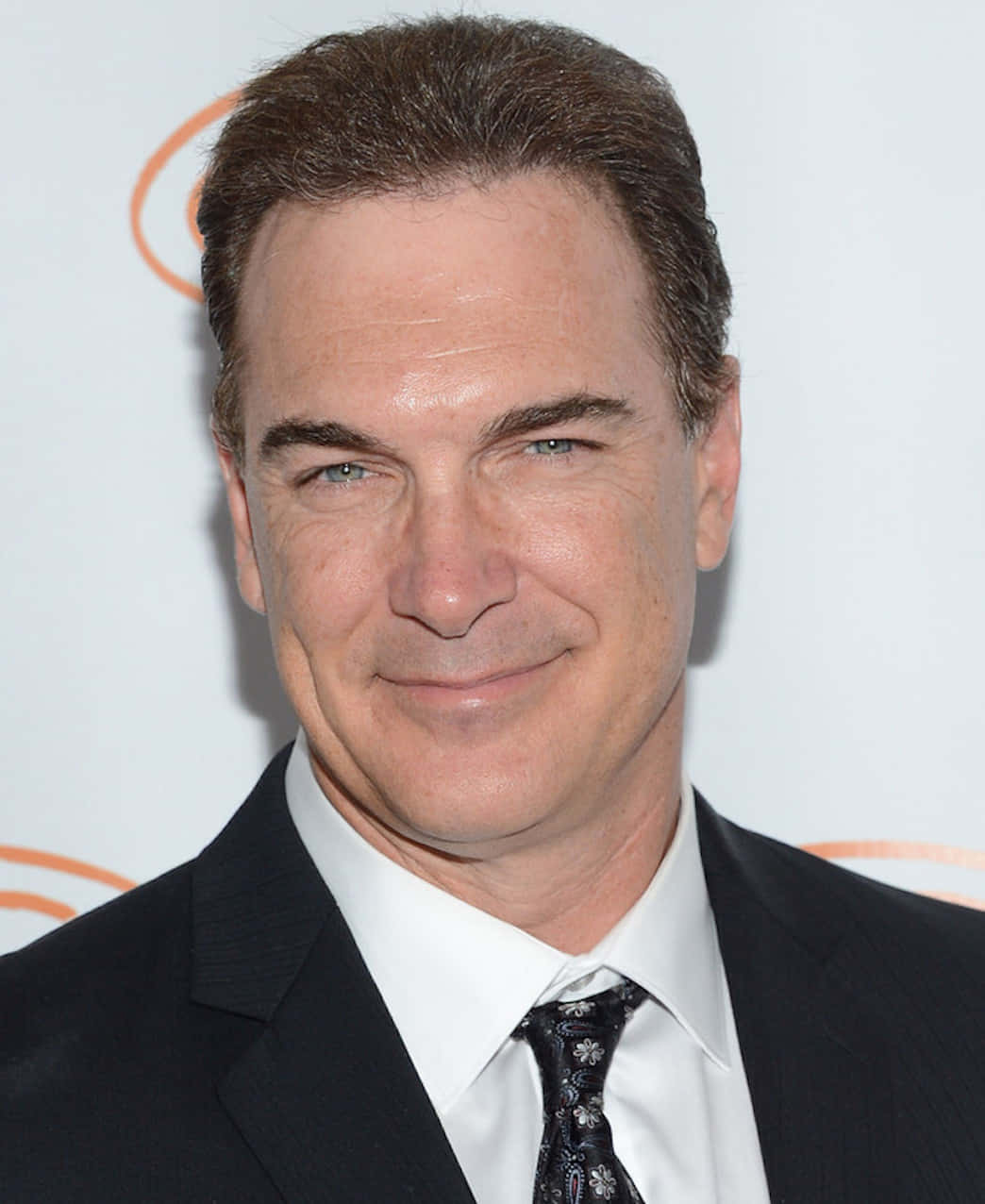 Patrick Warburton, dark suit, patterned tie, SD Phone Wallpaper
