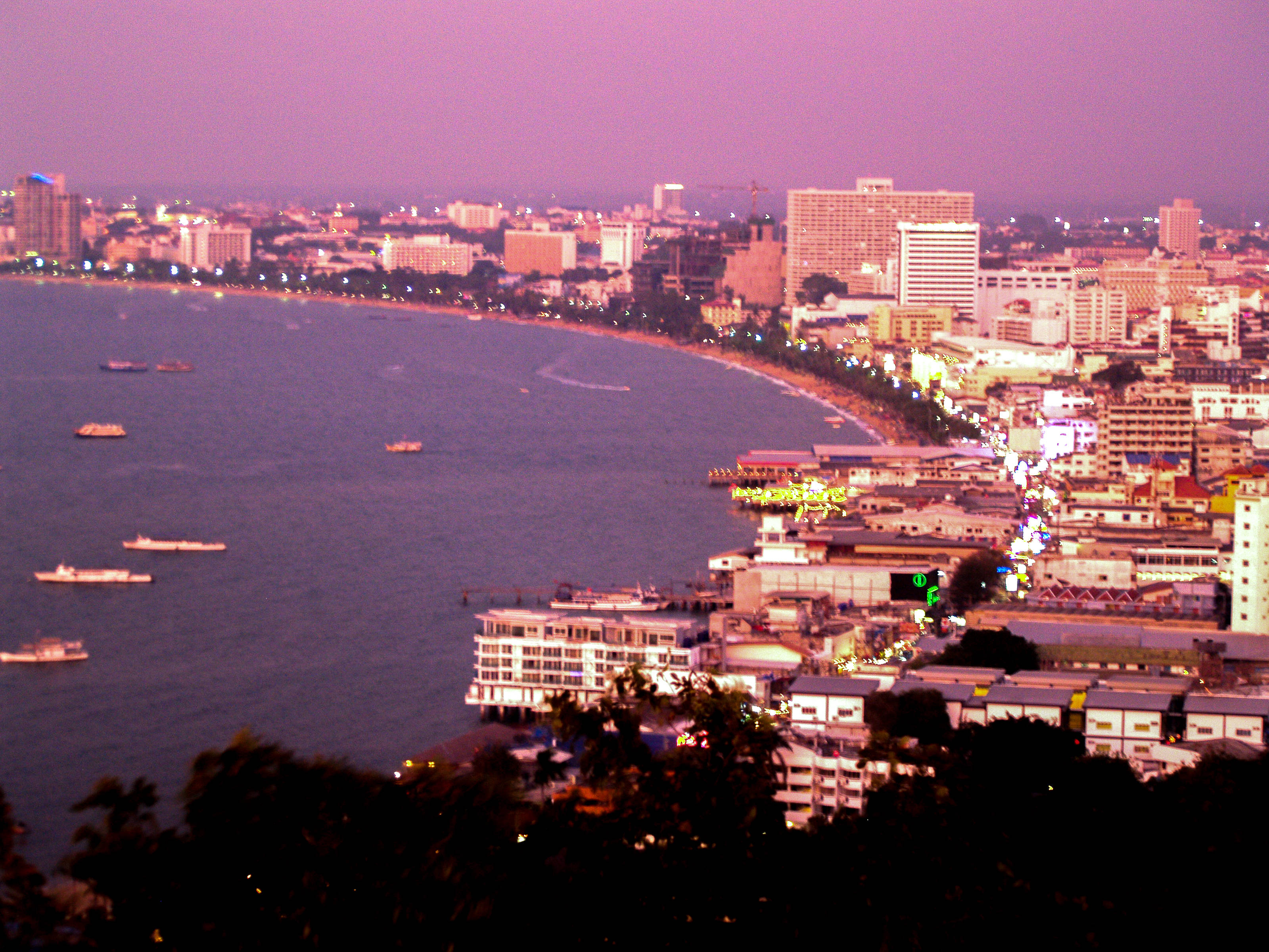Pattaya, cityscape, dusk, 2K Desktop Wallpaper