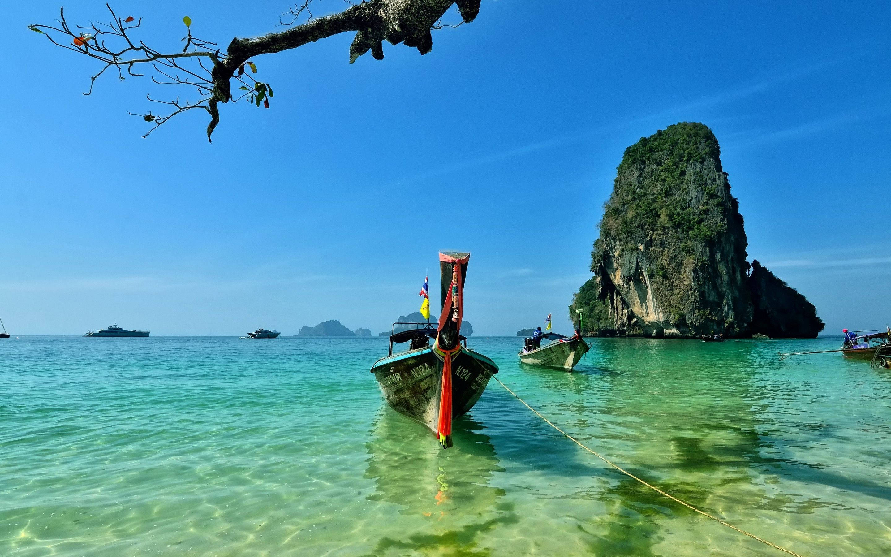 Pattaya Beach, longtail boat, crystal clear turquoise water, 2K Desktop Wallpaper
