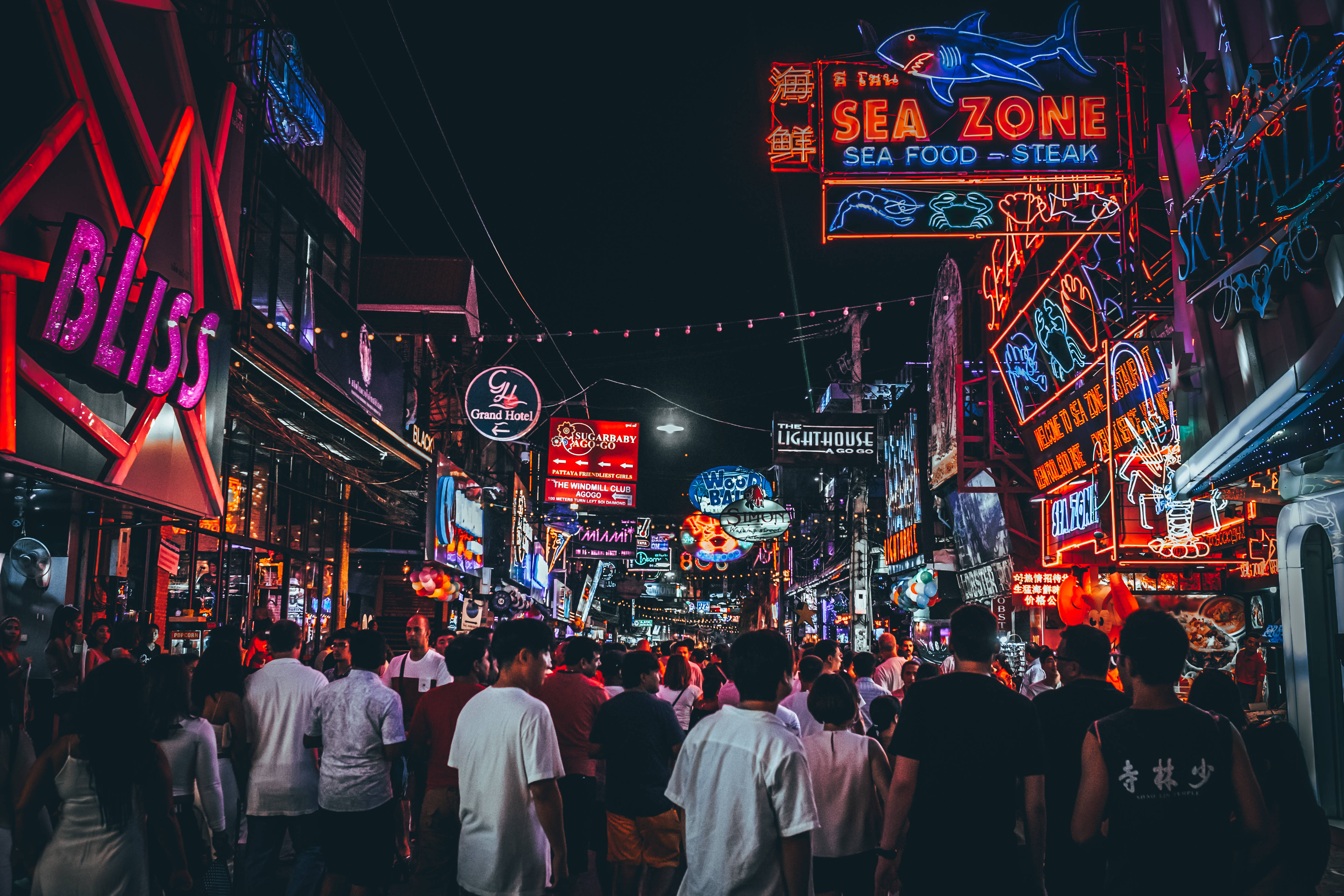 Pattaya, night, neon-lit, 4K Desktop Wallpaper