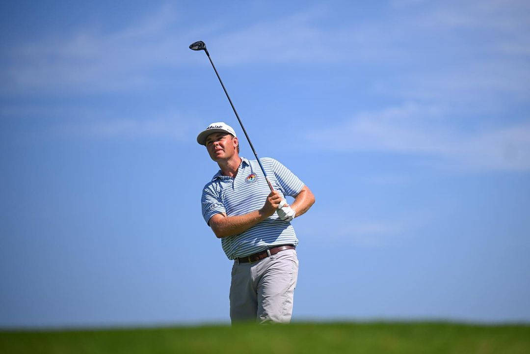 Patton Kizzire, striped shirt, golf club, SD Desktop Wallpaper