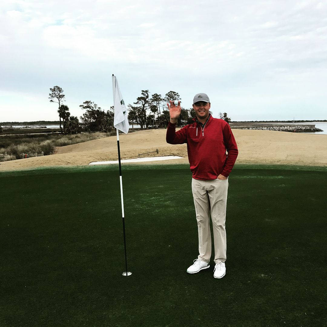 Patton Kizzire, red shirt, flagstick, SD Desktop Wallpaper