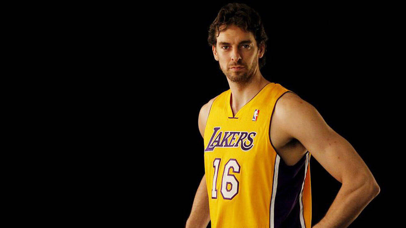 Pau Gasol, yellow Lakers jersey, number 16, HD Desktop Wallpaper