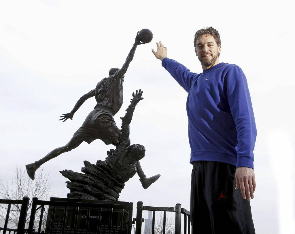 Pau Gasol, basketball statue, bronze statue, SD Desktop Wallpaper