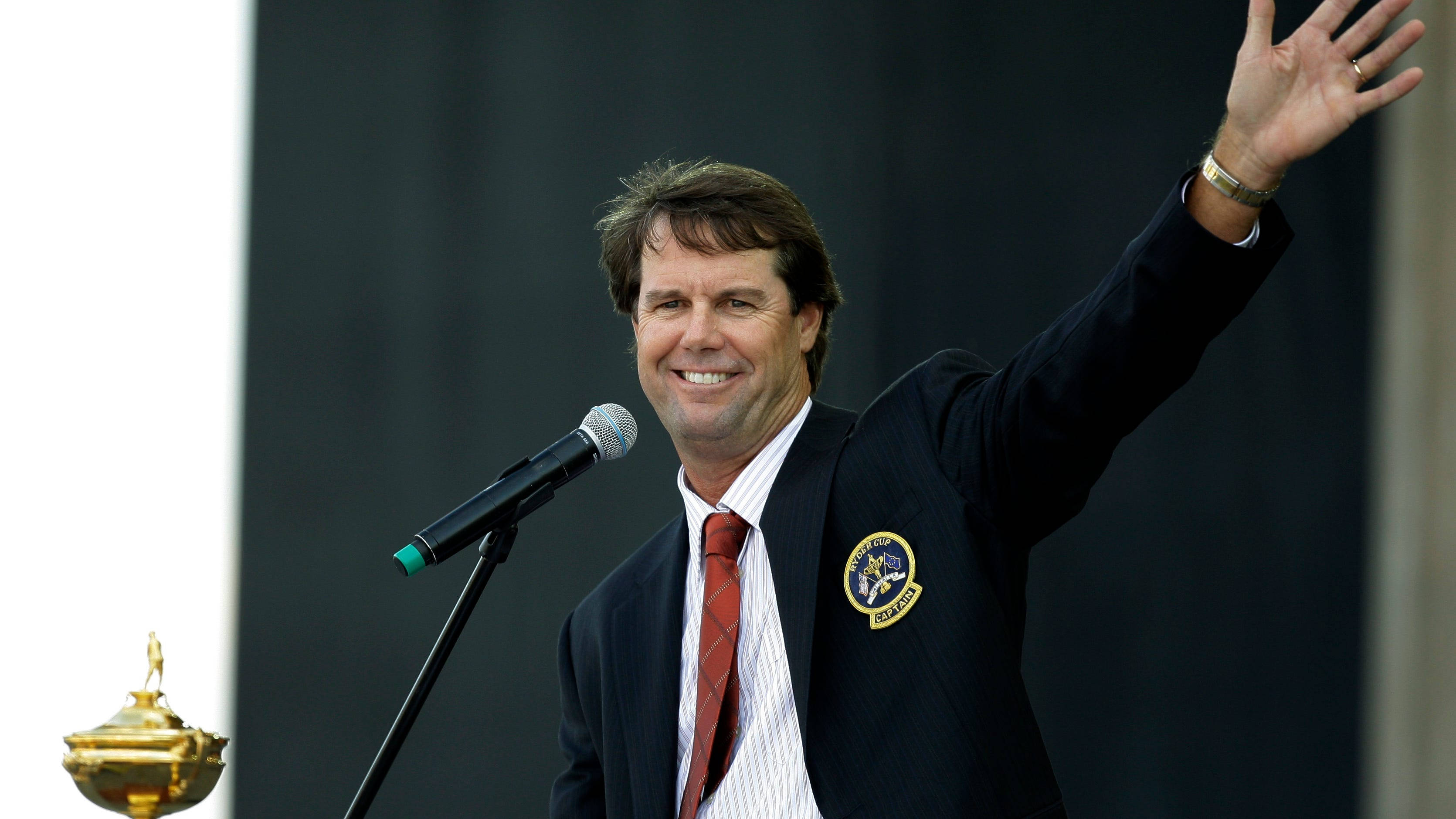 Paul Azinger, golden golf trophy, suit, 2K Desktop Wallpaper