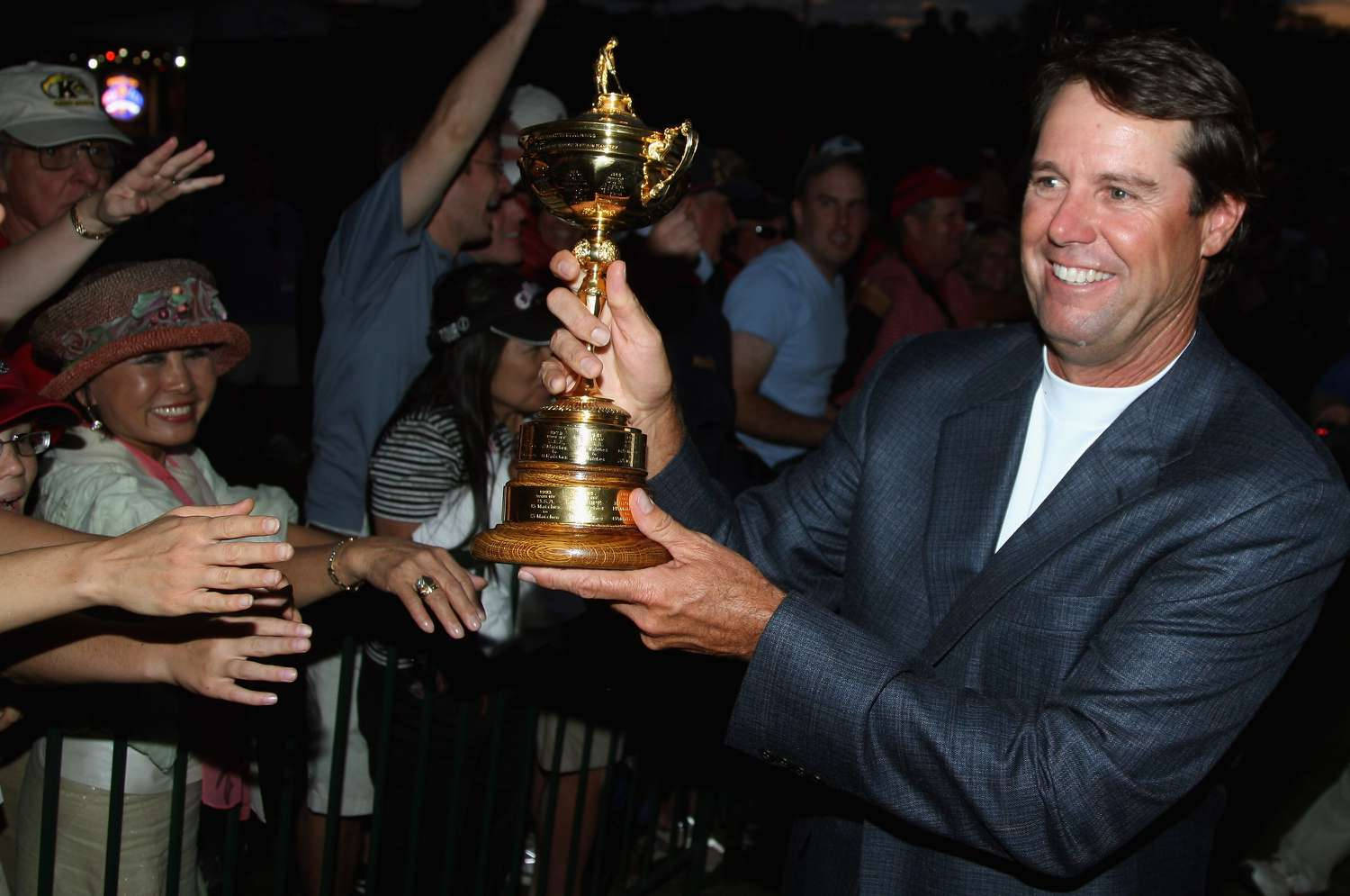 Paul Azinger, golden trophy, suit, HD Desktop Wallpaper