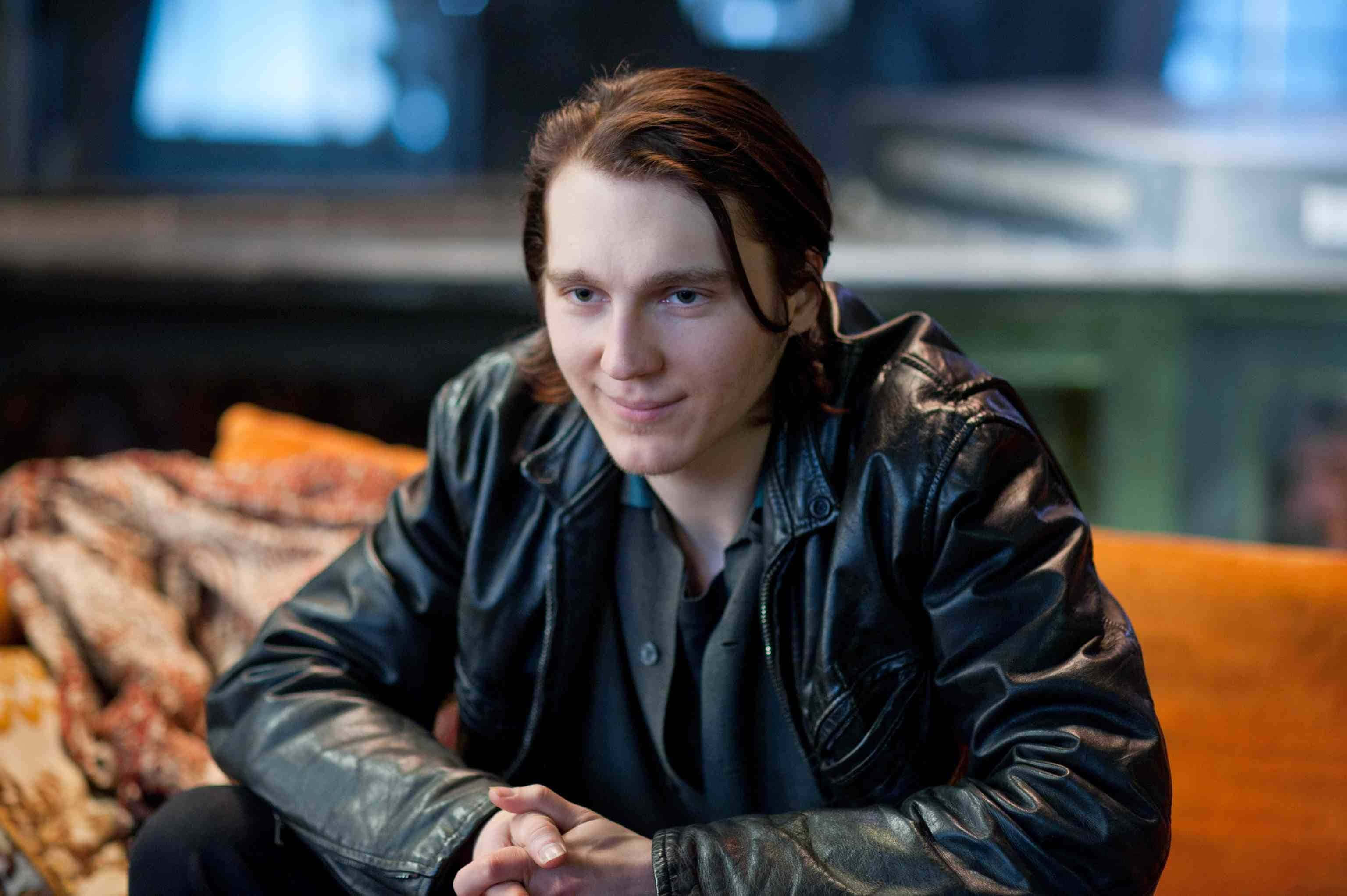 Paul Dano, black leather jacket, orange couch, 2K Desktop Wallpaper