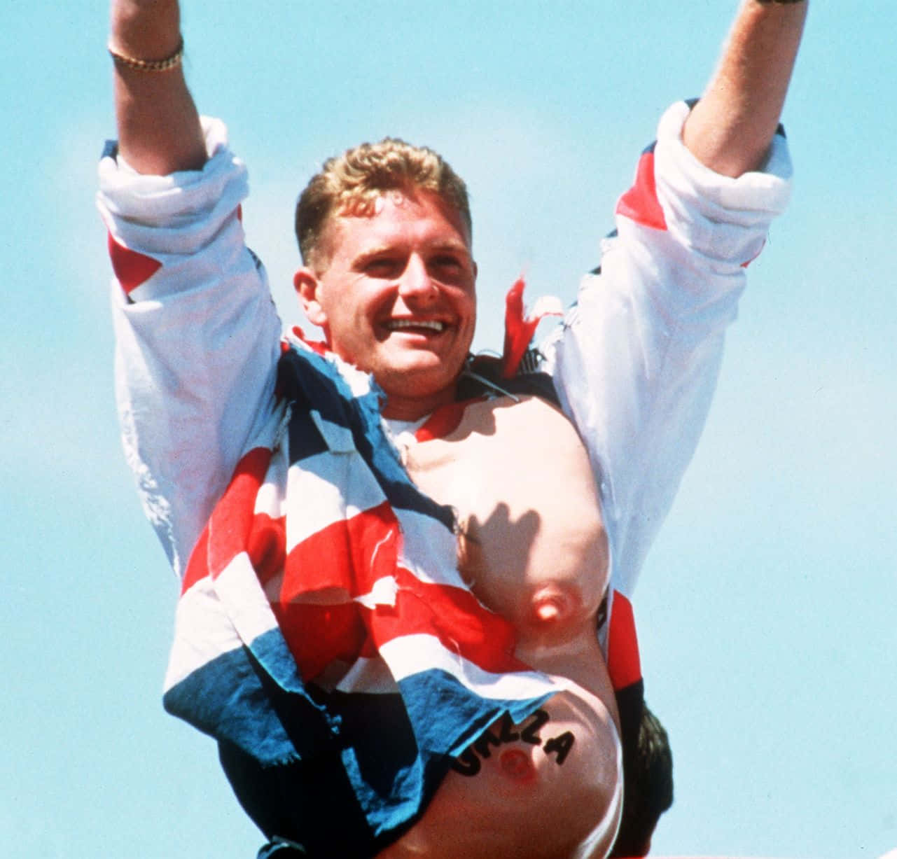 Paul Gascoigne, torn patriotic jacket, clear blue sky, HD Desktop Wallpaper