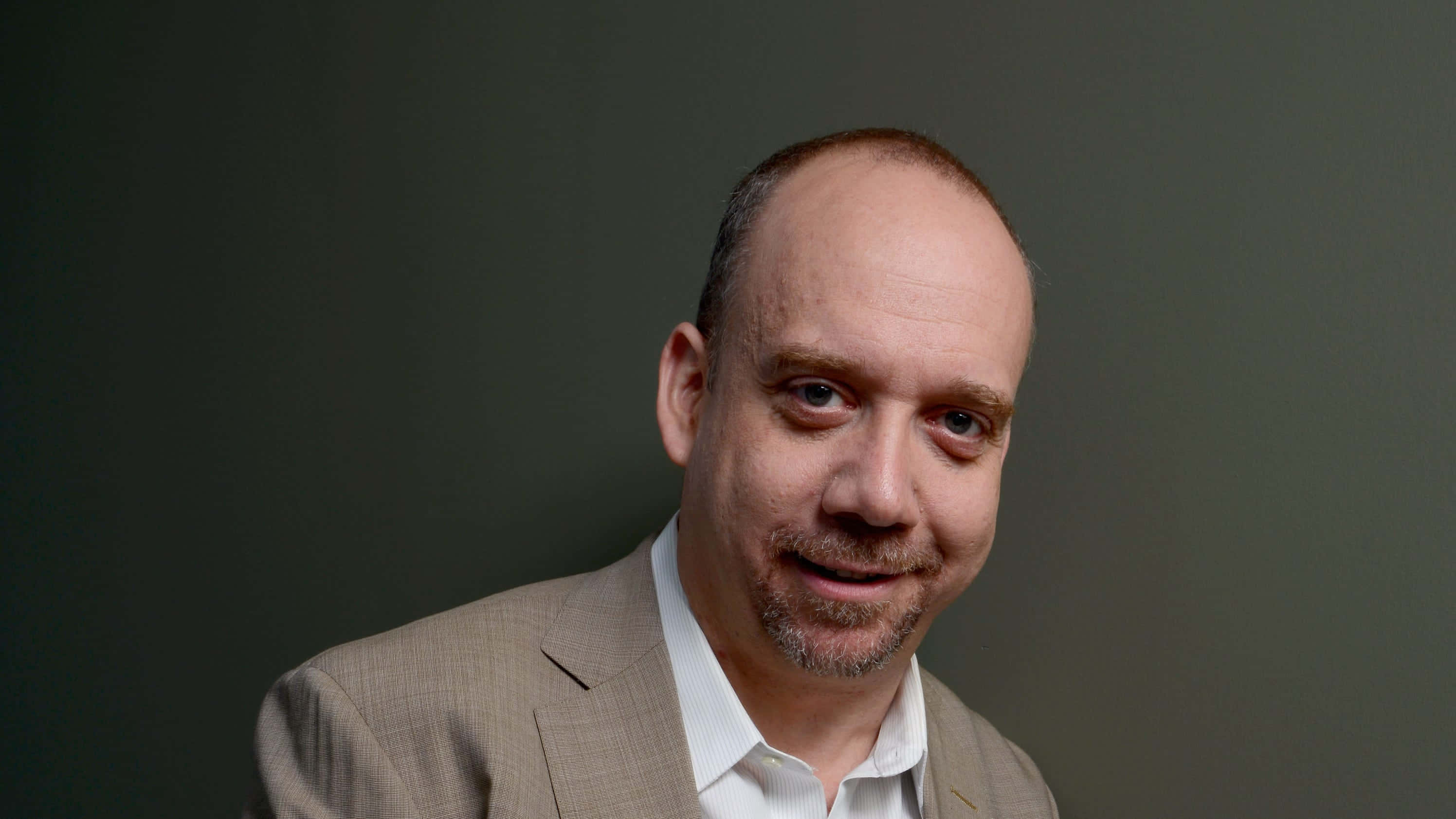 Paul Giamatti, beige suit, dark gray studio backdrop, 2K Desktop Wallpaper